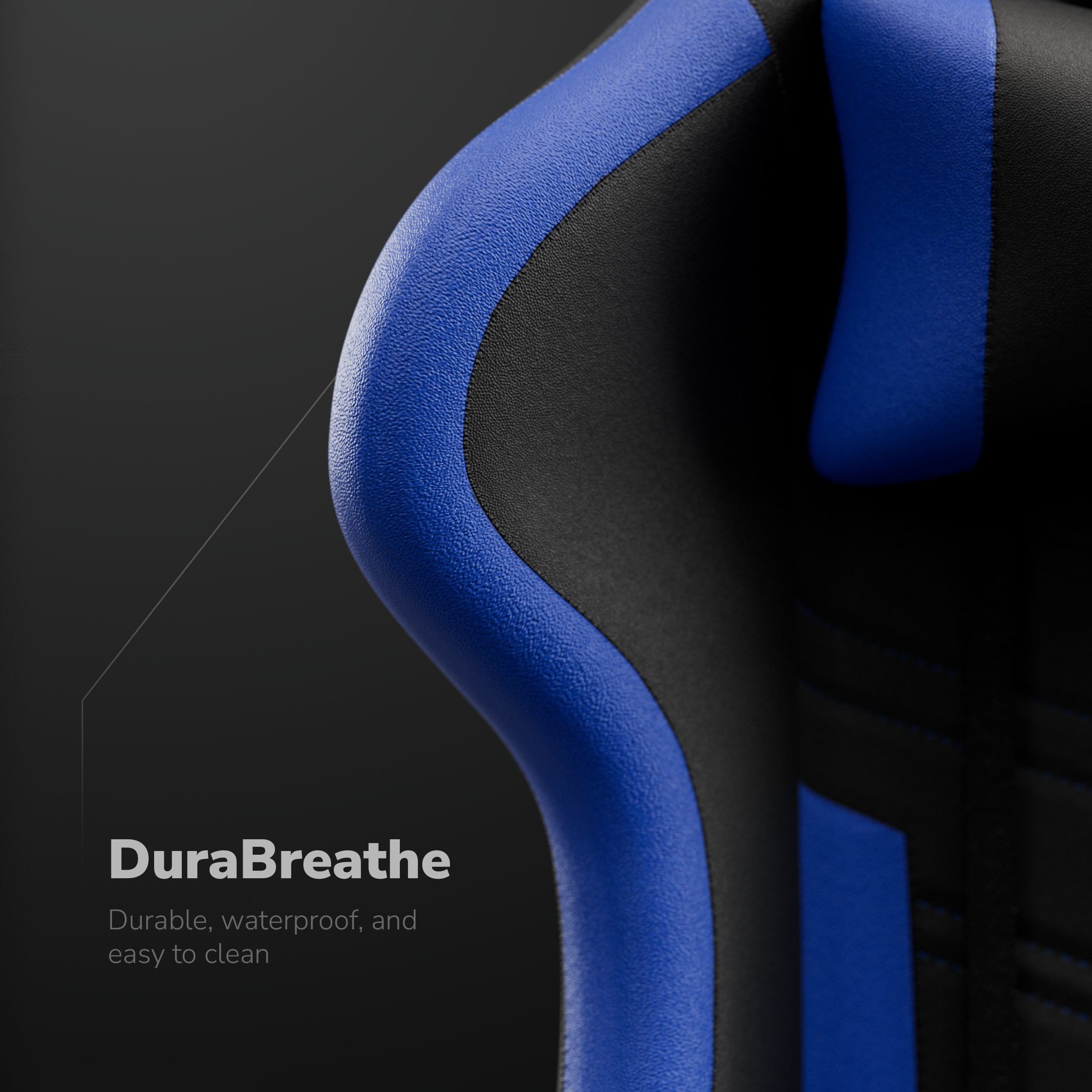 Gros plan d'un détail de chaise bleu et noir. Le matériau est texturé. Le fond est gris foncé.