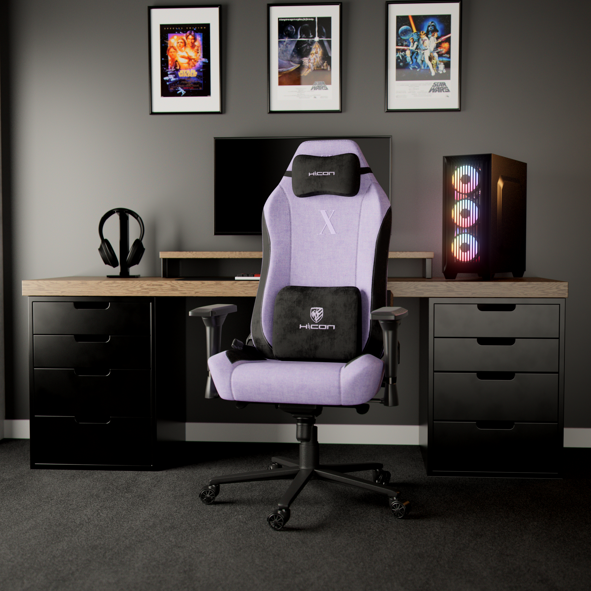 Configuration de jeu avec une chaise violette, un bureau, un ordinateur et des affiches Star Wars. Des tiroirs et un casque noirs complètent la scène.