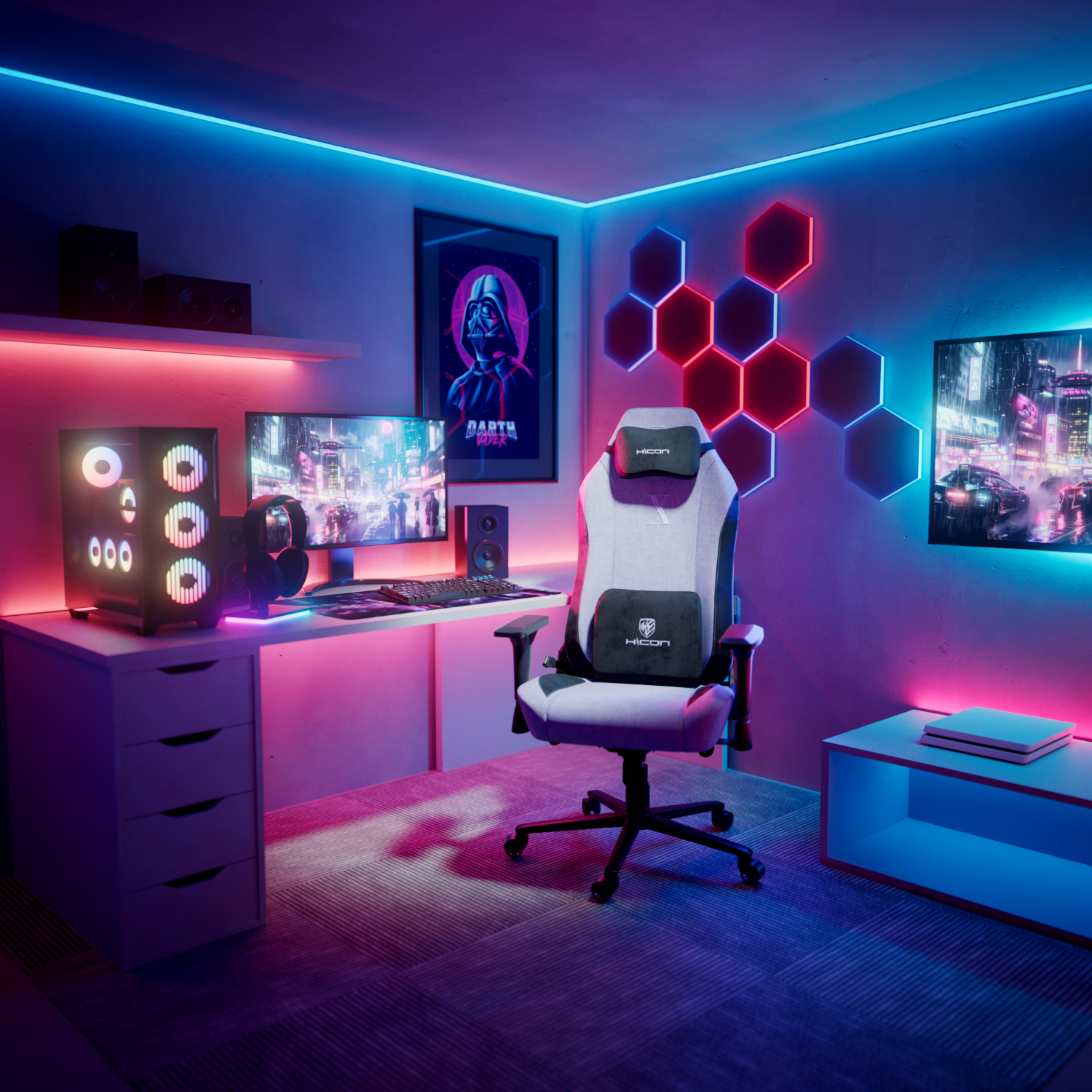 Une salle de jeux avec ordinateur, chaise et néons. Comprend une affiche de Dark Vador et un paysage urbain sur l'écran.