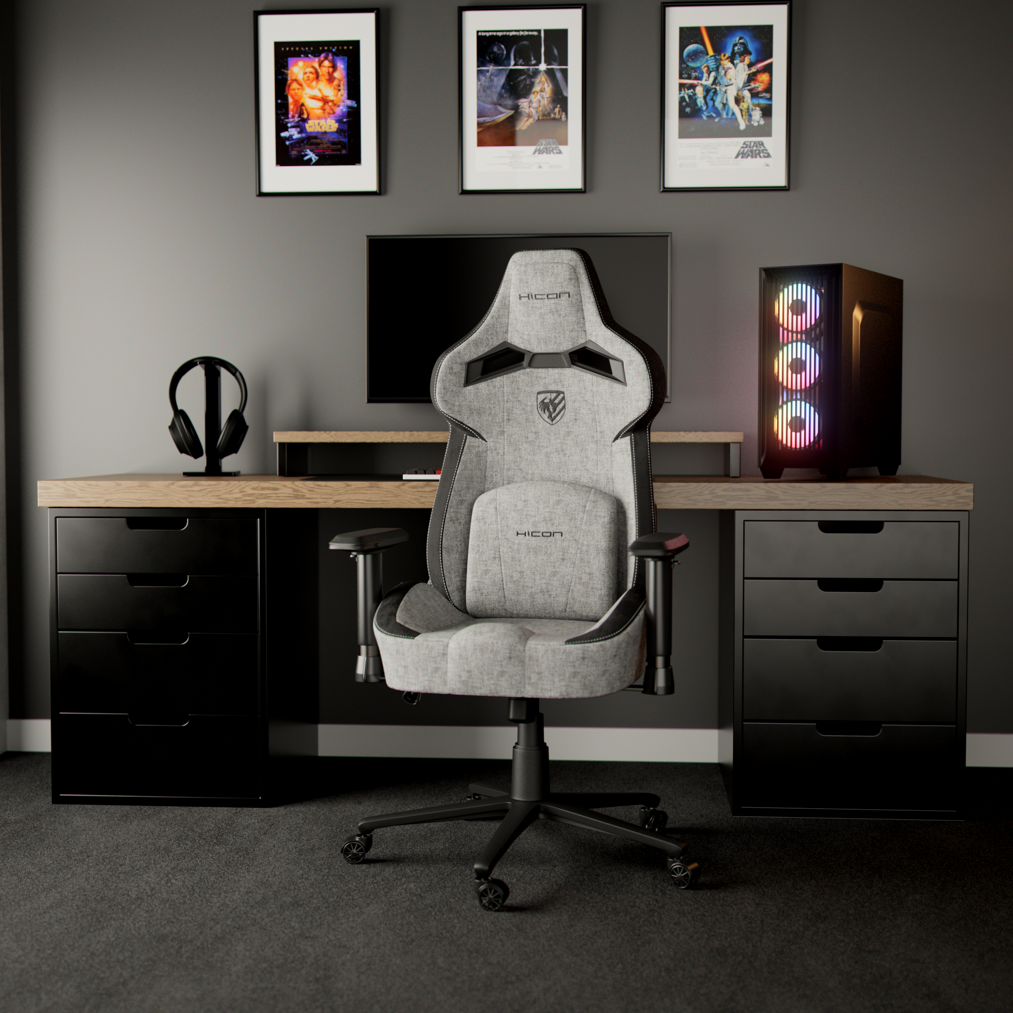 Game-opstelling. Bureau met stoel, pc en monitor. Star Wars-posters aan de muur. Zwarte lades en koptelefoon.