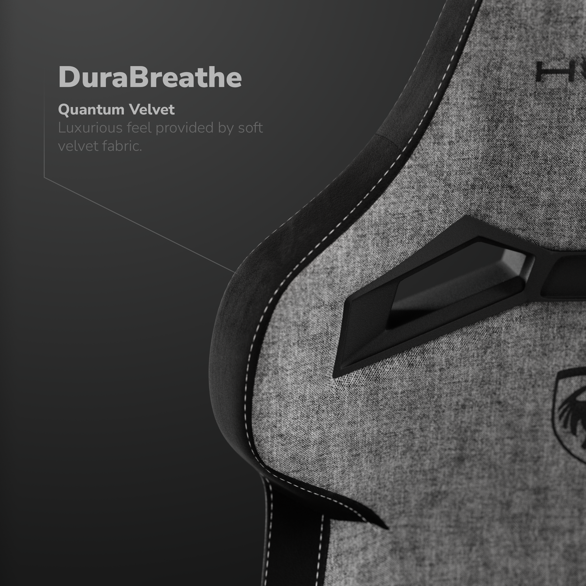 Nahaufnahme der grauen Stuhlrückseite mit schwarzem Besatz, weißen Nähten und einem schwarzen Kunststoffteil. Textüberlagerung: DuraBreathe, Quantum Velvet.