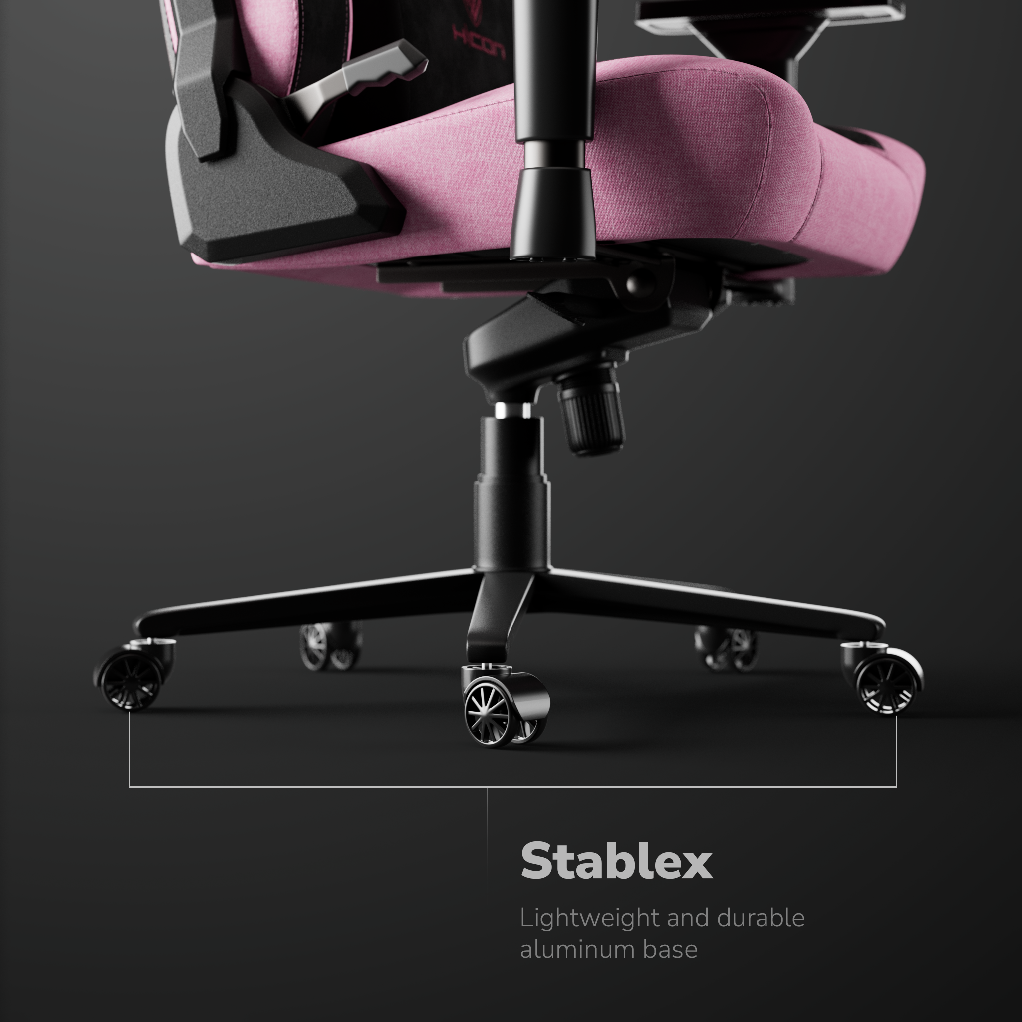 Roze en zwarte gamingstoel op een zwarte achtergrond. De stoel heeft een lichtgewicht aluminium basis en wielen.