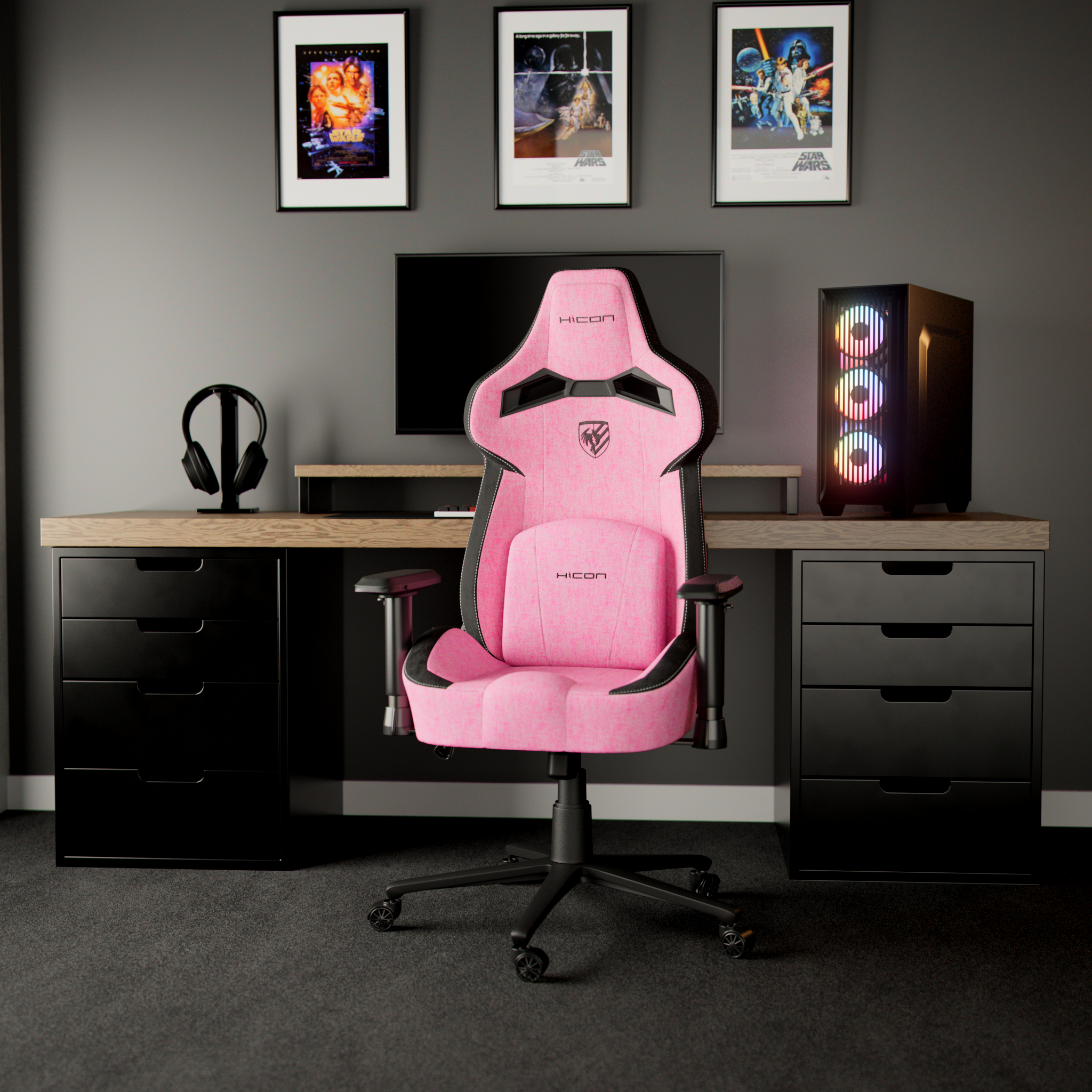 Configuration de jeu avec chaise rose, affiches, bureau noir, PC et casque. Mur et tapis gris. Affiches Star Wars.