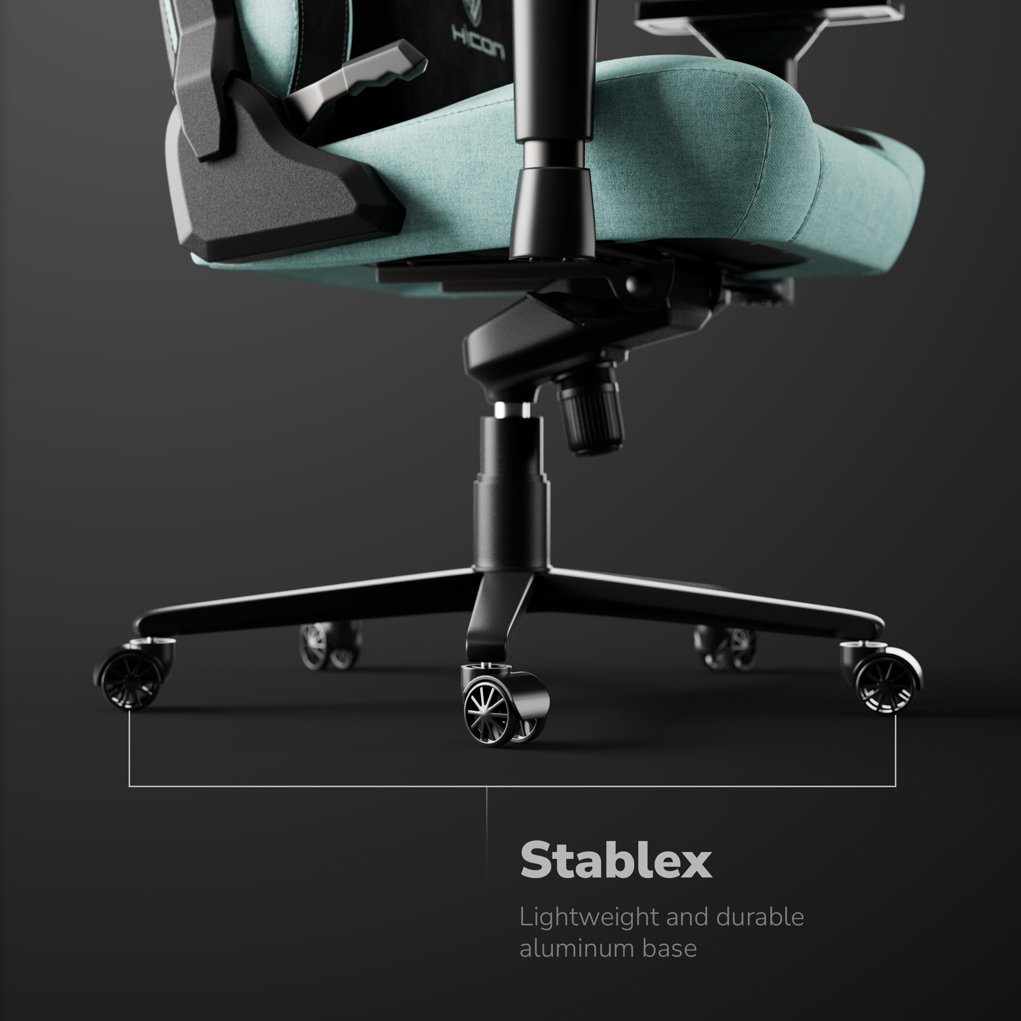 Een gaming stoel met een teal zitting en zwarte accenten. Het heeft een zwart onderstel met wielen. De stoel staat op een donkergrijze achtergrond.
