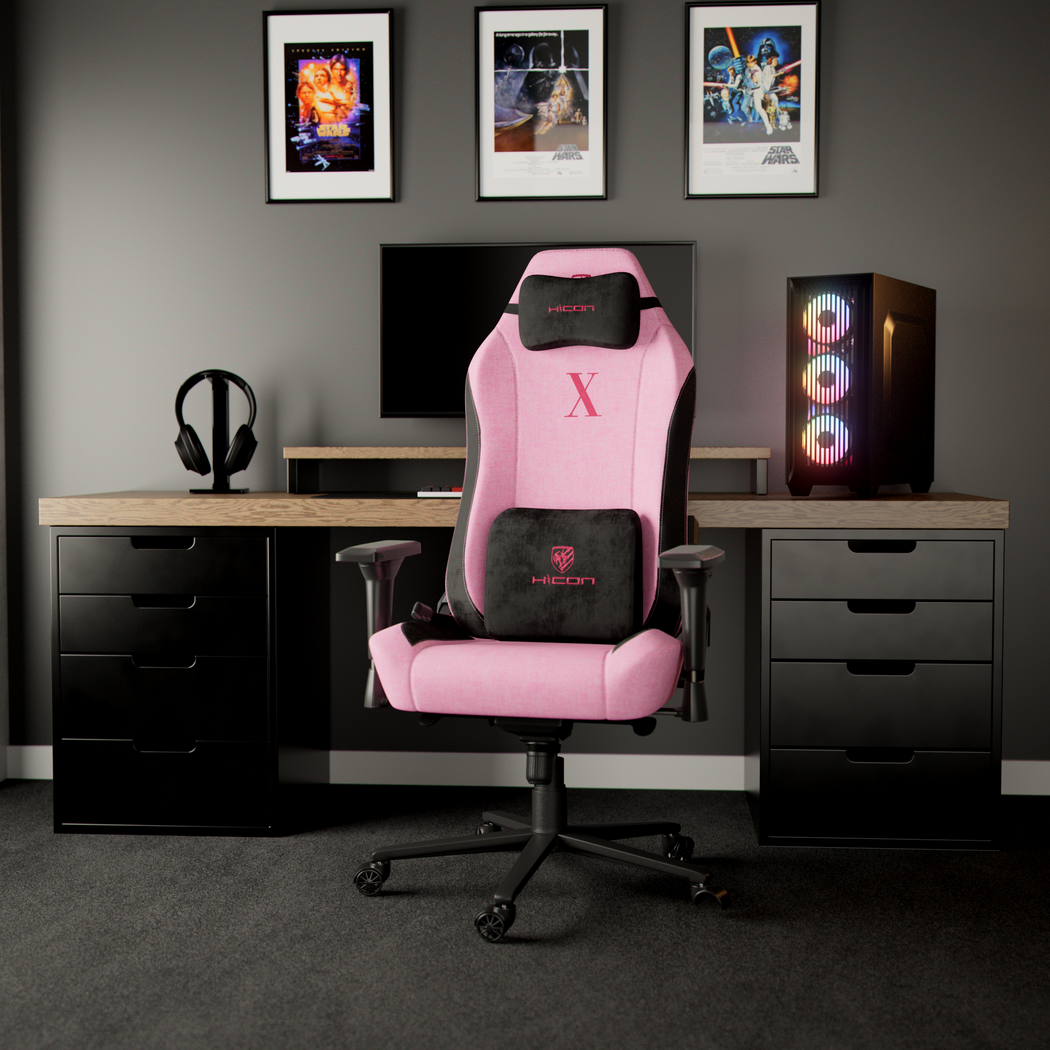 Salle de jeux avec chaise rose, bureau, ordinateur et affiches Star Wars. Tiroirs noirs et casque audio.