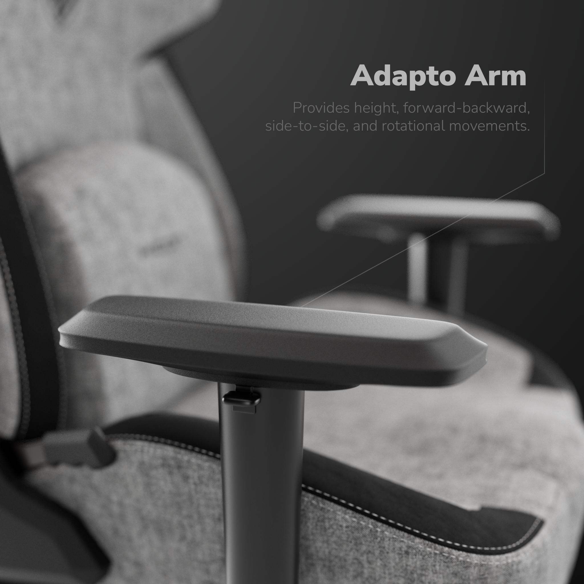 Close-up van een armleuning van een gamestoel. Tekst luidt: Adapto Arm. Biedt hoogte, voorwaarts, zijwaarts en roterende bewegingen.