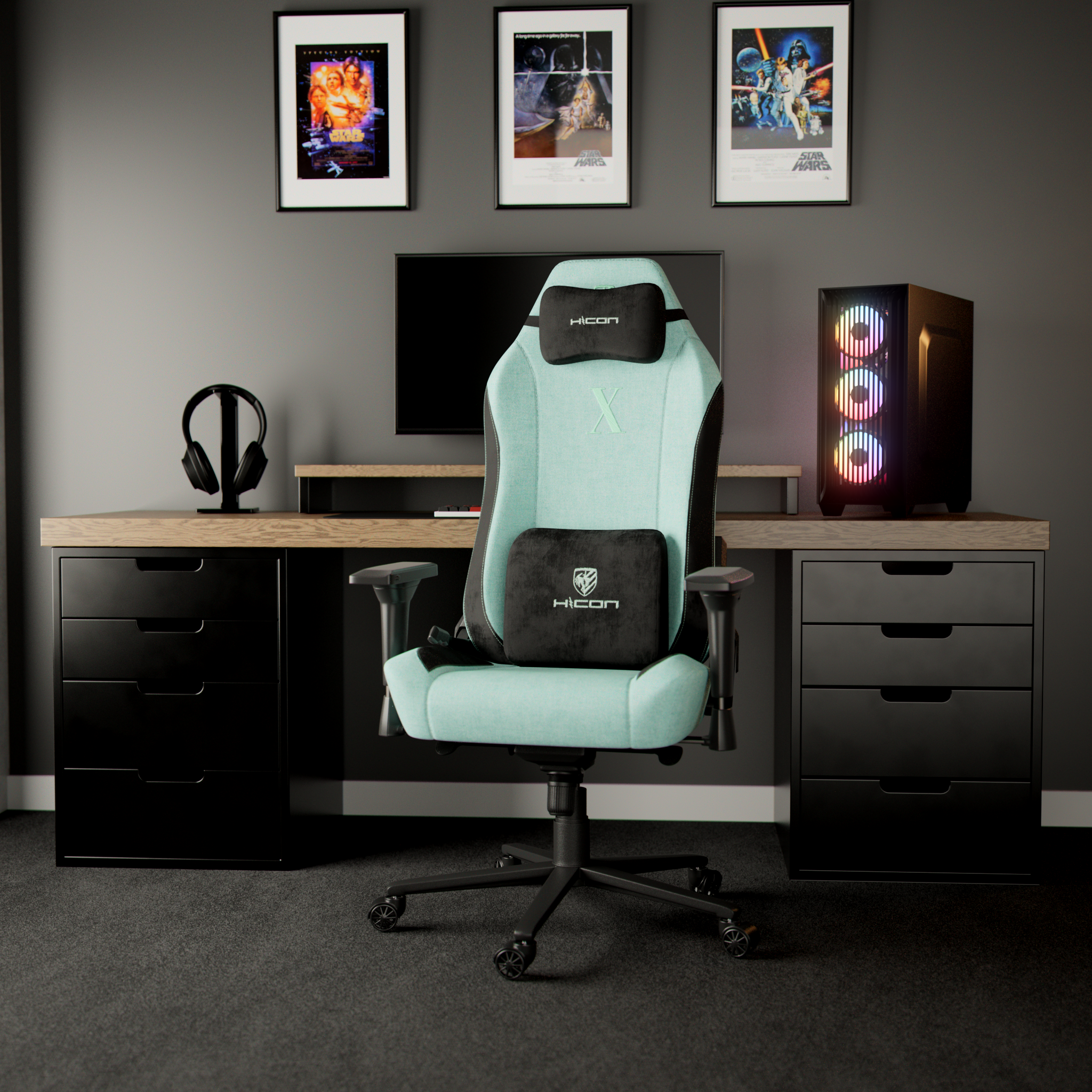 Configuration de jeu avec bureau, chaise, PC et affiches Star Wars. La chaise est bleu clair. Le PC a des lumières colorées.