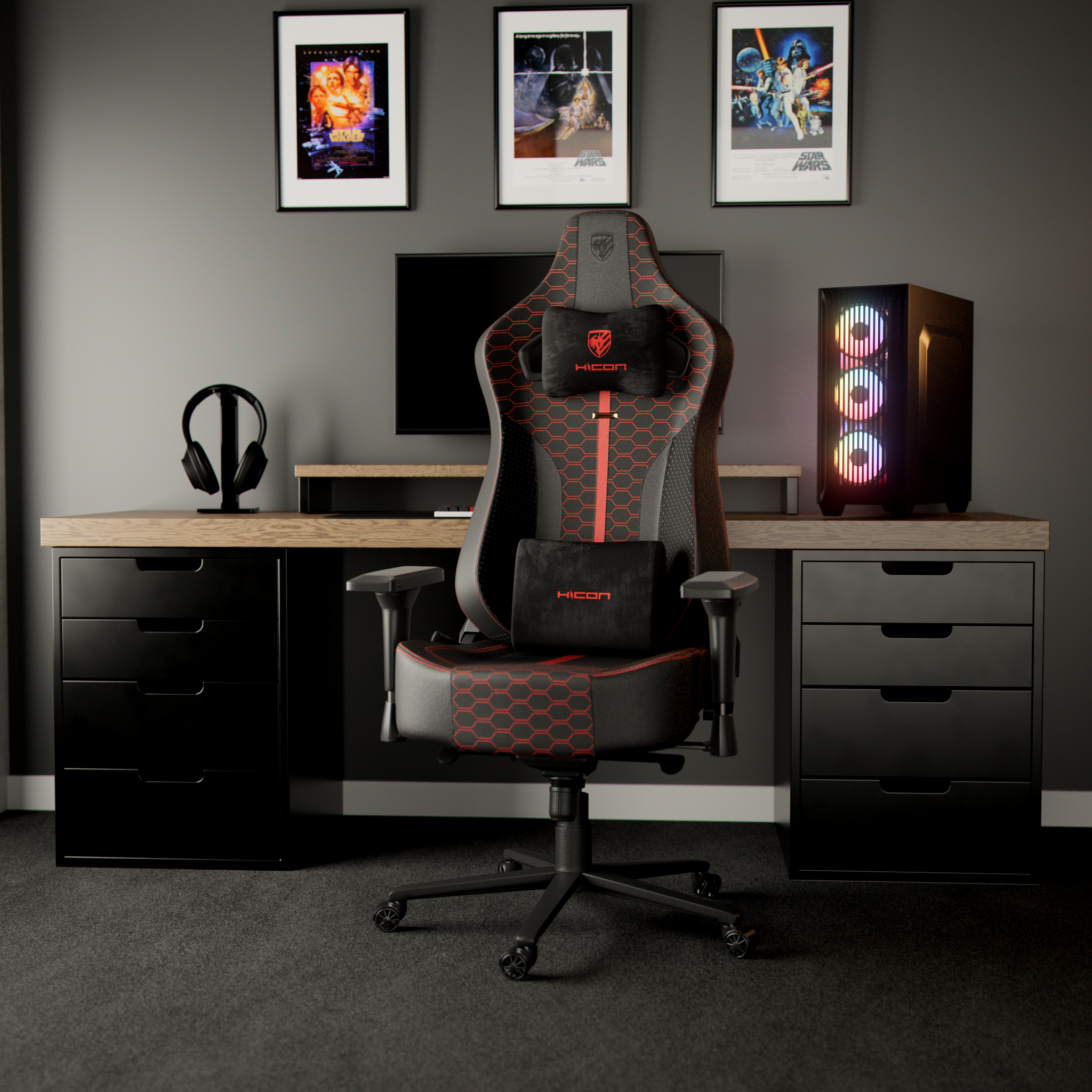 Configuration de jeu avec chaise, bureau, ordinateur et affiches. Chaise noire et rouge au centre. Affiches des films Star Wars.