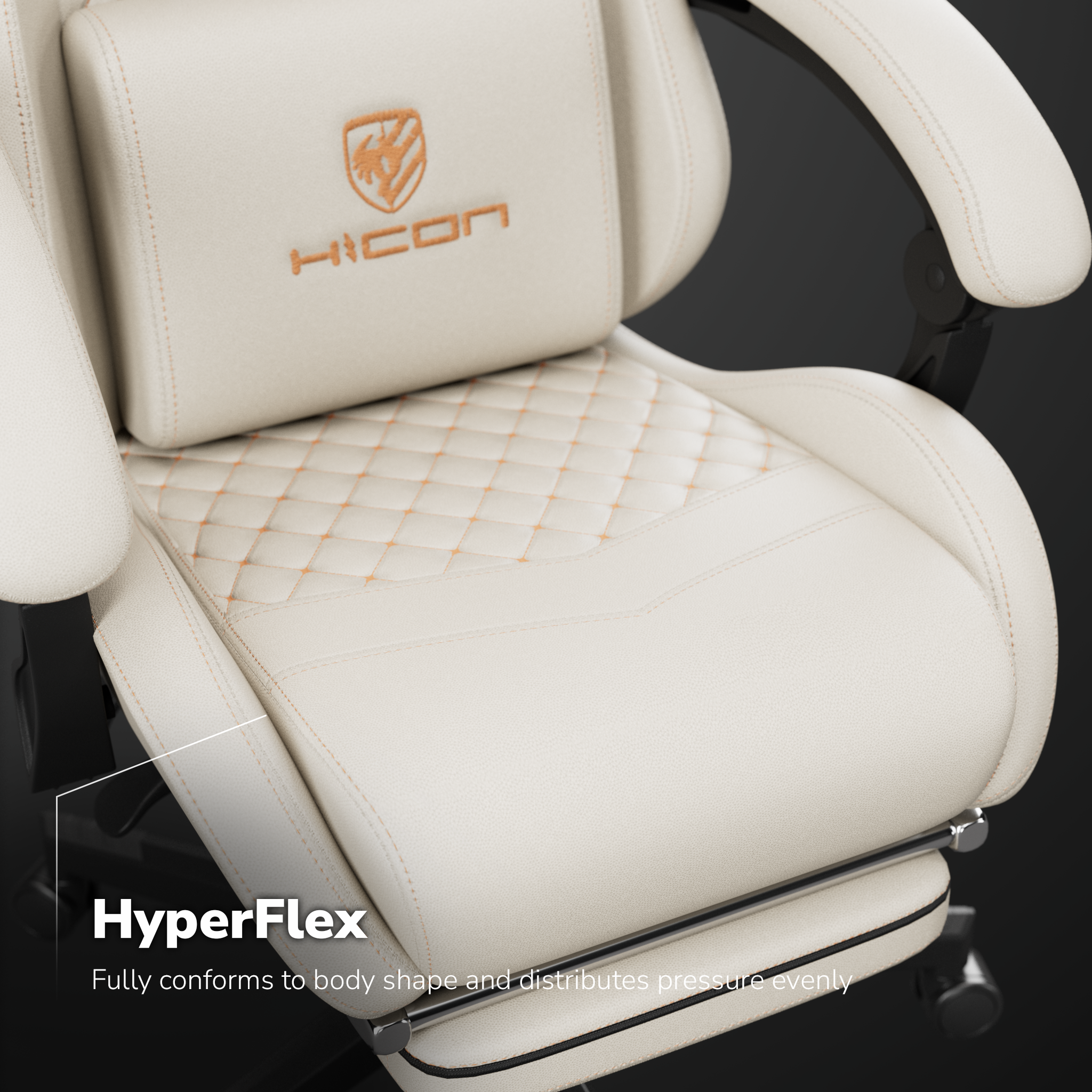 Chaise de jeu crème avec coutures et logo orange. Motif losange sur le siège. Fond noir.