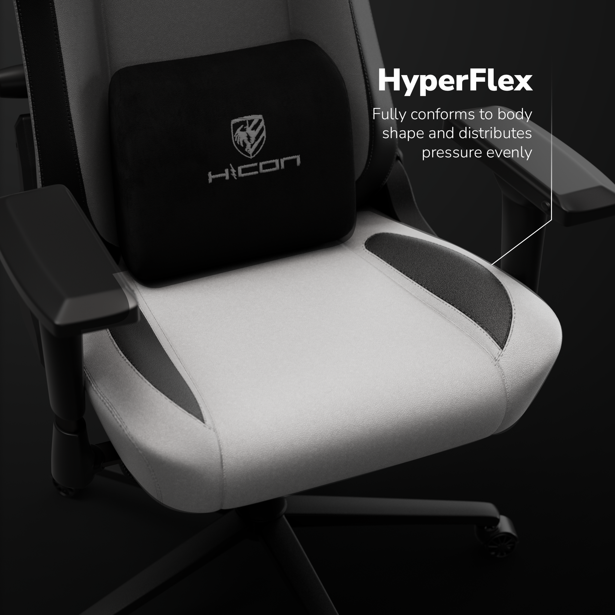 Chaise de jeu avec design noir et blanc, coussin noir avec logo et accoudoirs. Le fond est sombre.