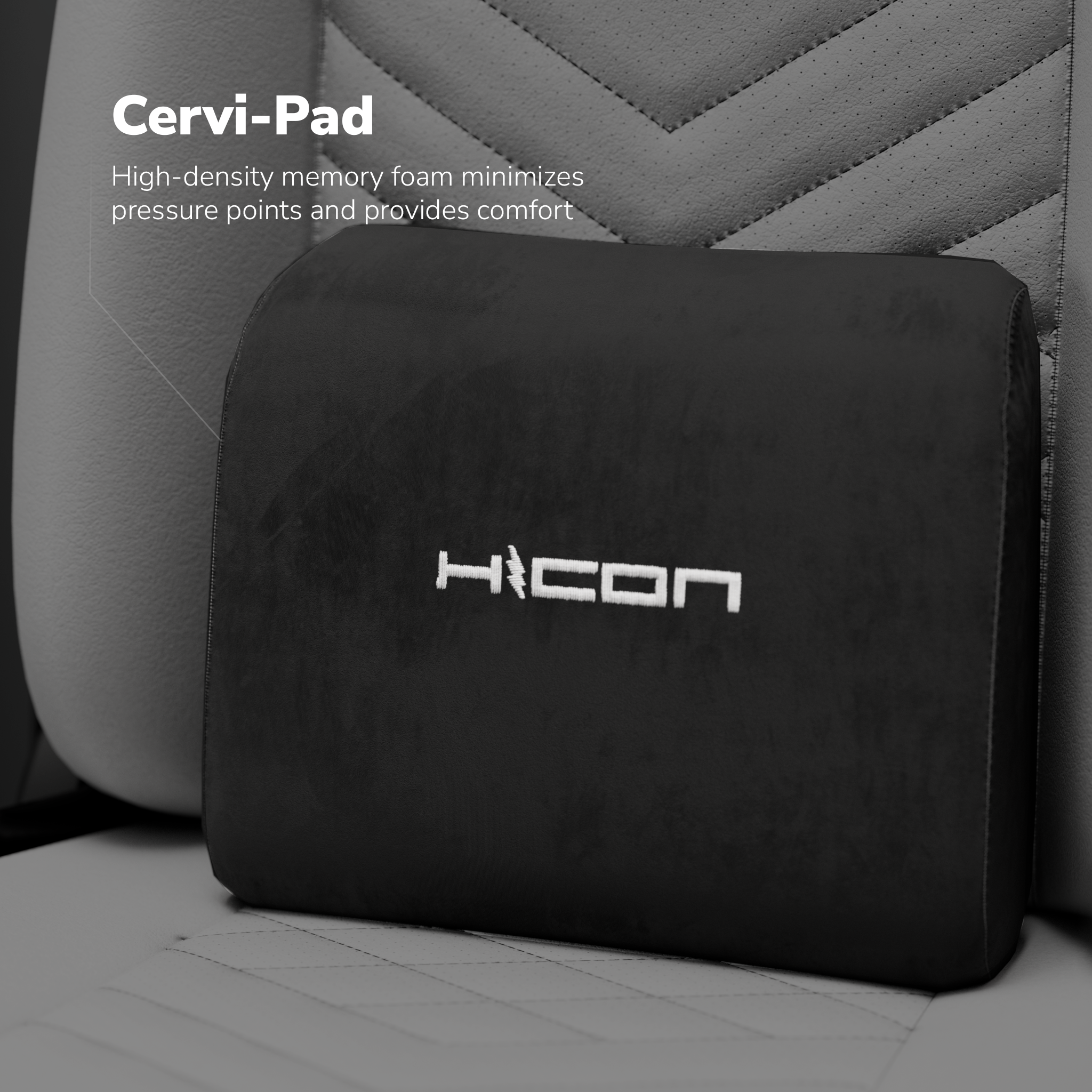 Coussin Cervi-Pad noir sur un siège gris. Le coussin a un texte brodé blanc.