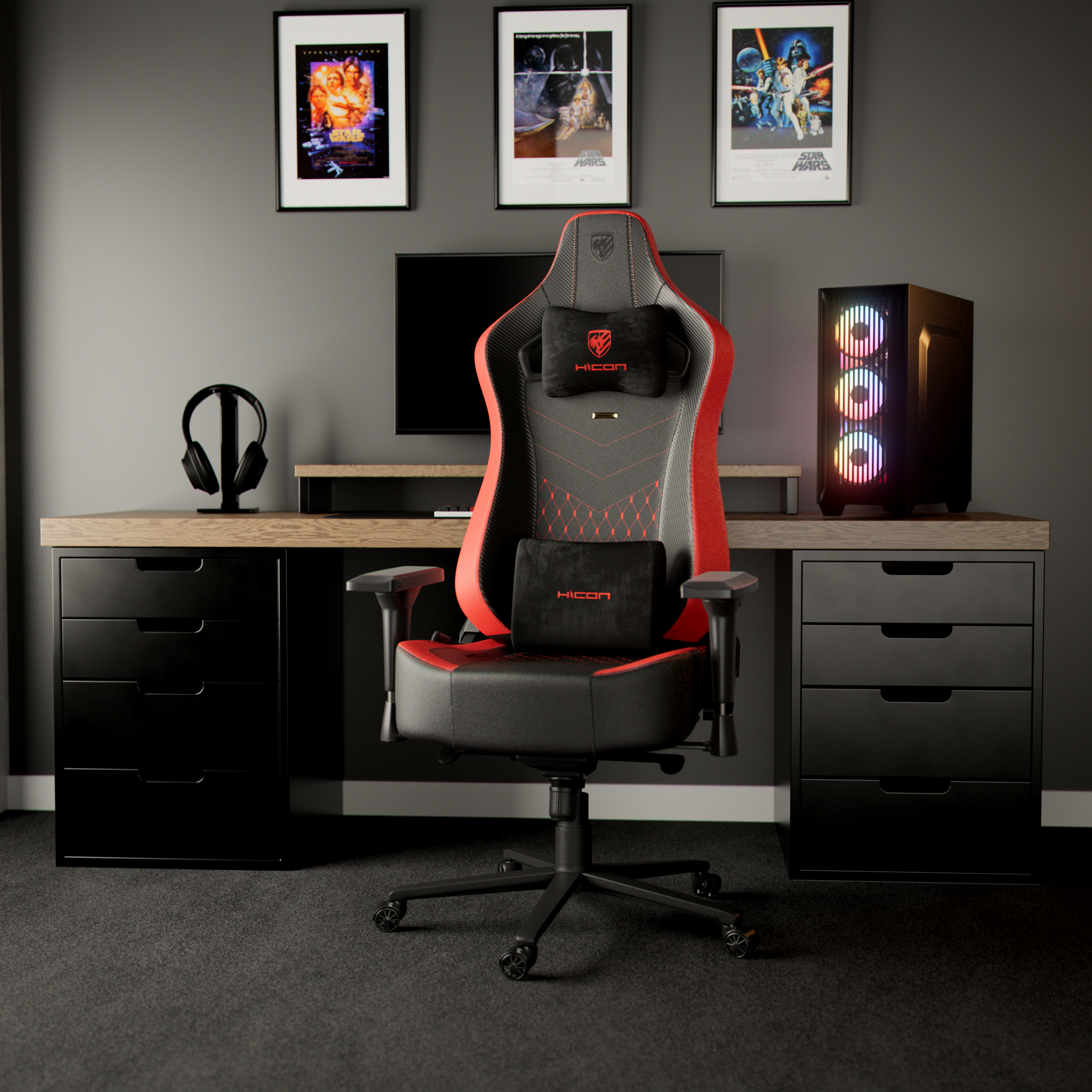 Configuration de jeu avec chaise, bureau, ordinateur, affiches Star Wars et casque. Les couleurs noir et rouge dominent.