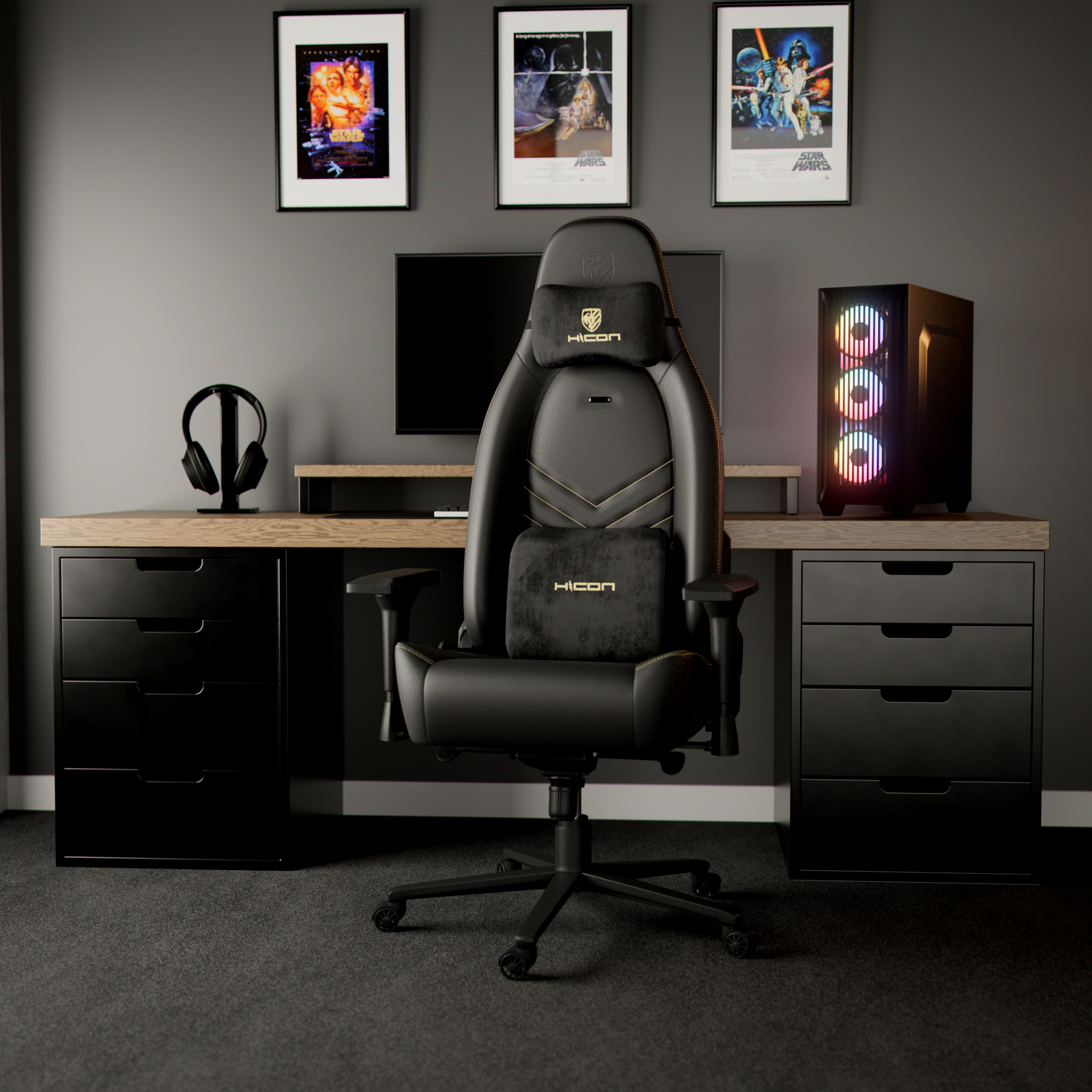 Salle de jeux avec chaise noire, bureau, ordinateur et affiches Star Wars. Tiroirs noirs de chaque côté du bureau.