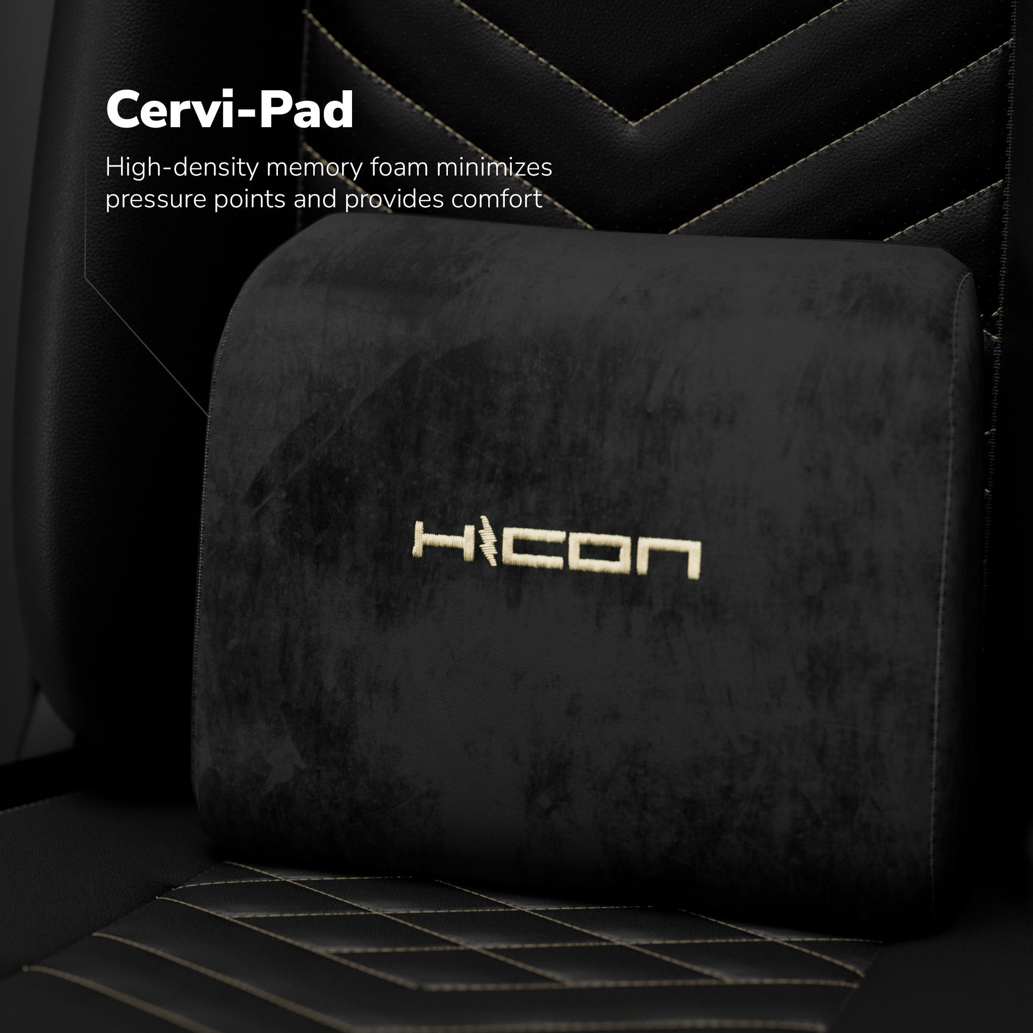 Coussin Cervi-Pad noir sur une chaise en cuir noir. Le mot HICON est brodé en or sur le coussin.