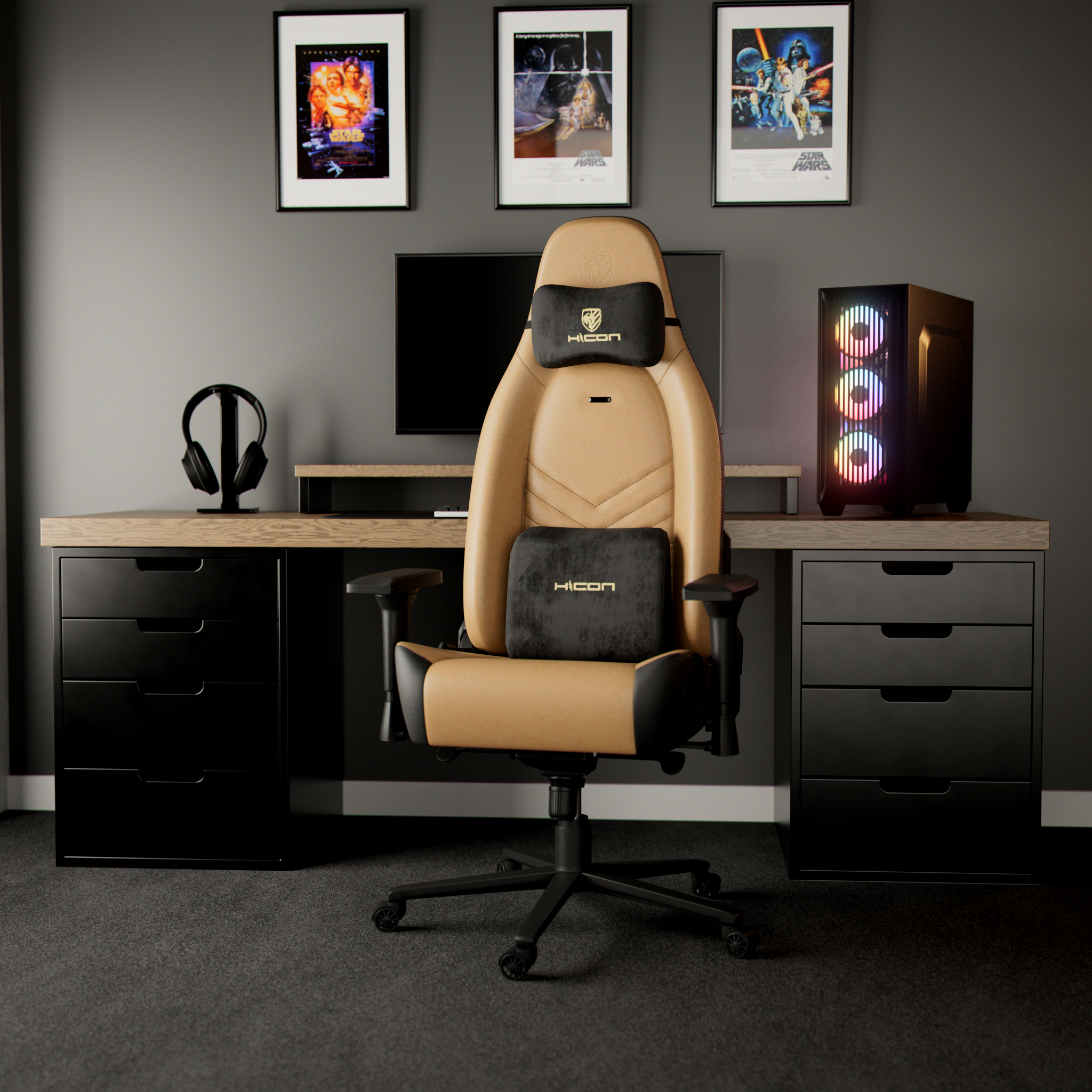 Une configuration de jeu avec une chaise, un bureau, un ordinateur et des affiches. La chaise est marron et noire. Les affiches sont Star Wars.