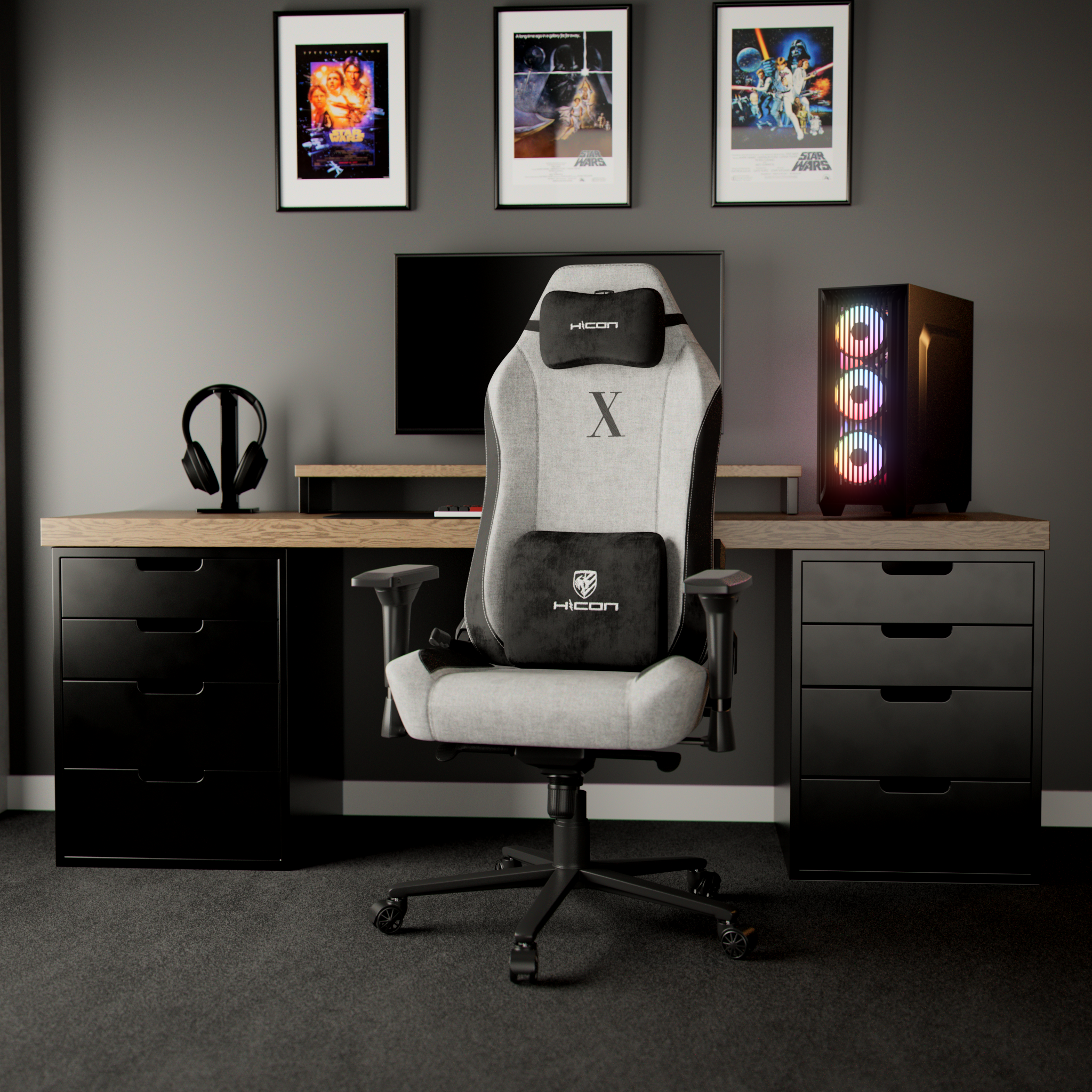 Configuration de jeu. Bureau avec chaise, PC et casque. Affiches Star Wars au mur.