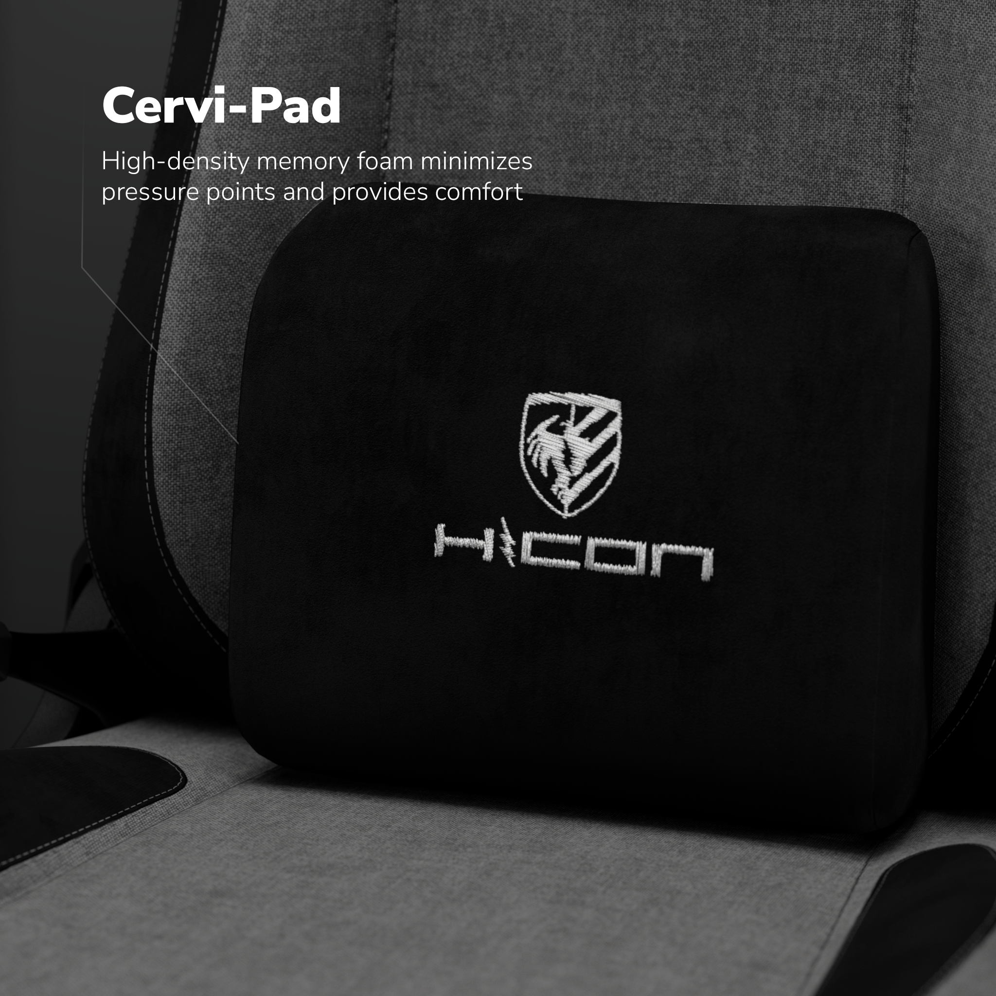 Coussin Cervi-Pad noir sur une chaise grise. Comporte un logo et le nom de la marque. Il est en mousse à mémoire de forme.