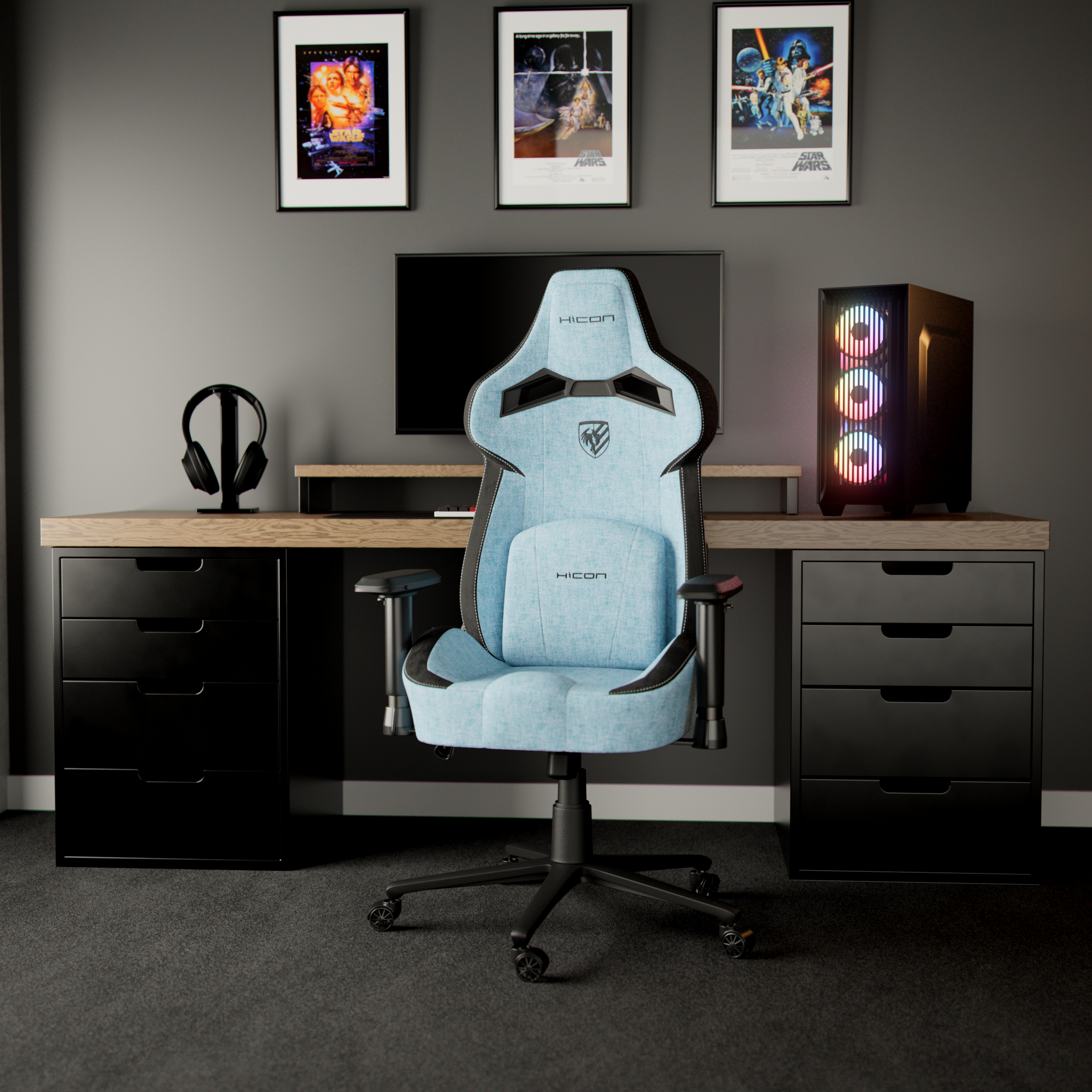 Een gamingopstelling met een blauwe stoel, bureau, computer en Star Wars-posters aan de muur. Zwarte lades en een headset.