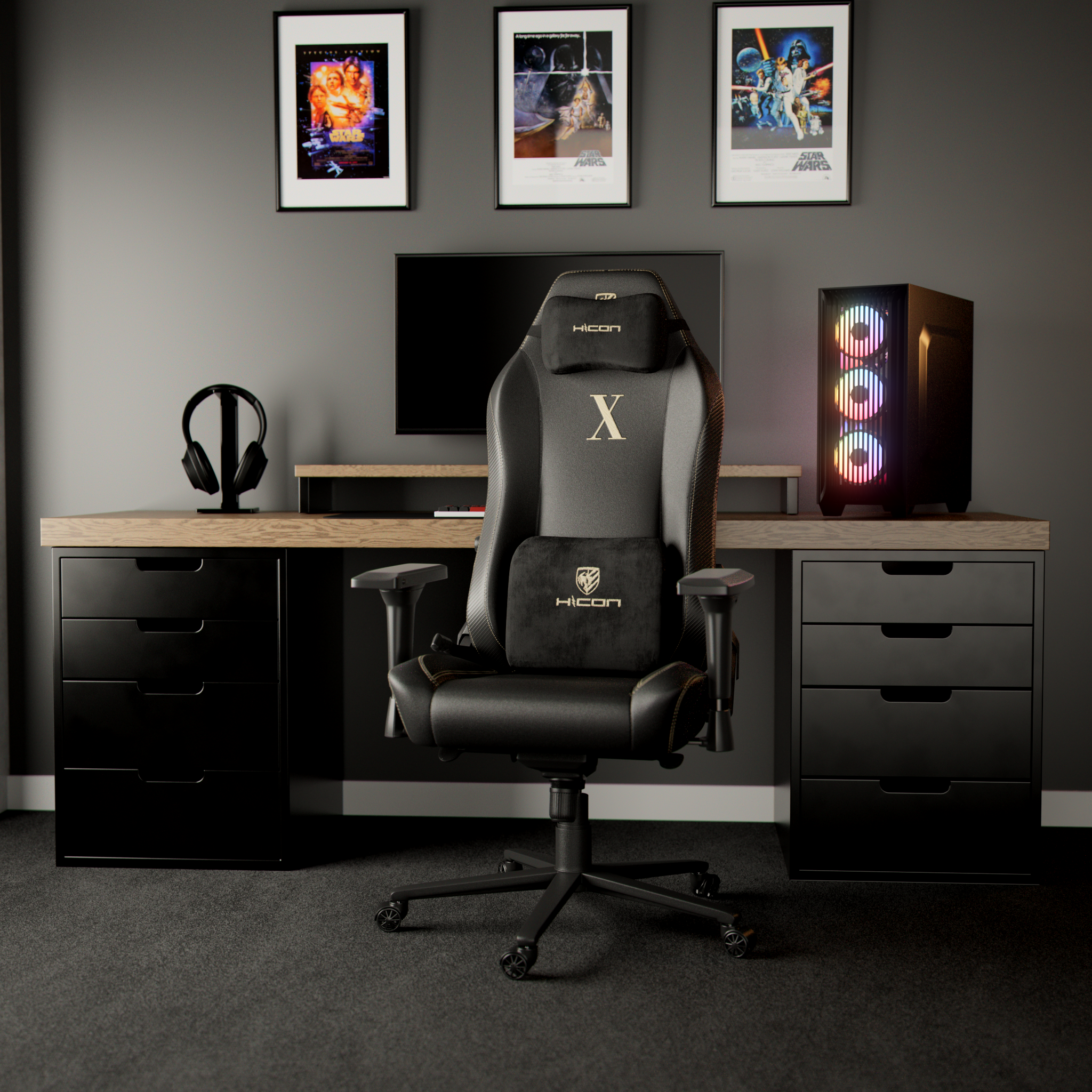 Gaming setup met een zwarte stoel, bureau, computer en Star Wars posters aan de muur.