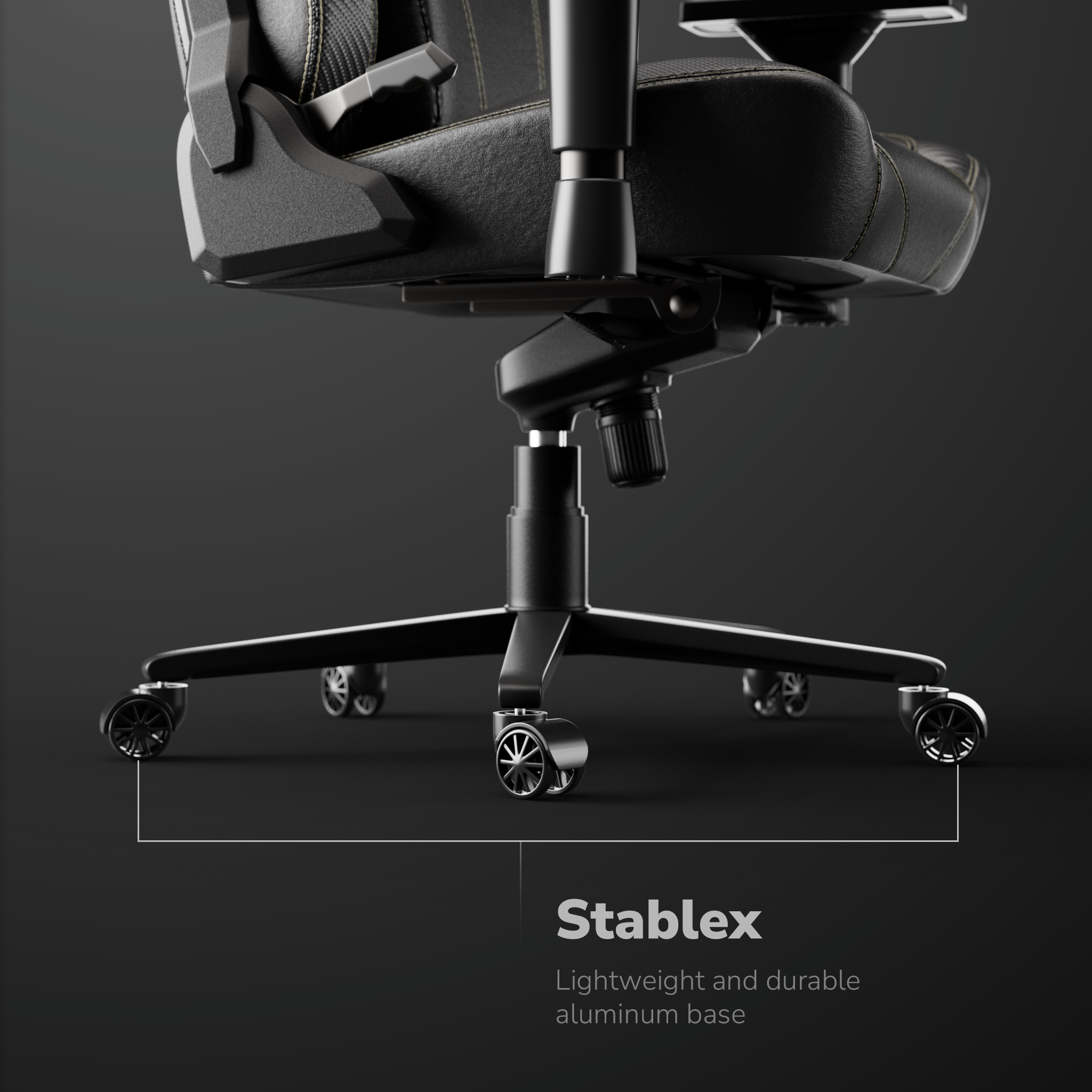 Detail van de zwarte gaming stoel. Met wielen, basis, zitting, rugleuning en armleuningen. Gele stiksels zichtbaar. Donkere achtergrond.