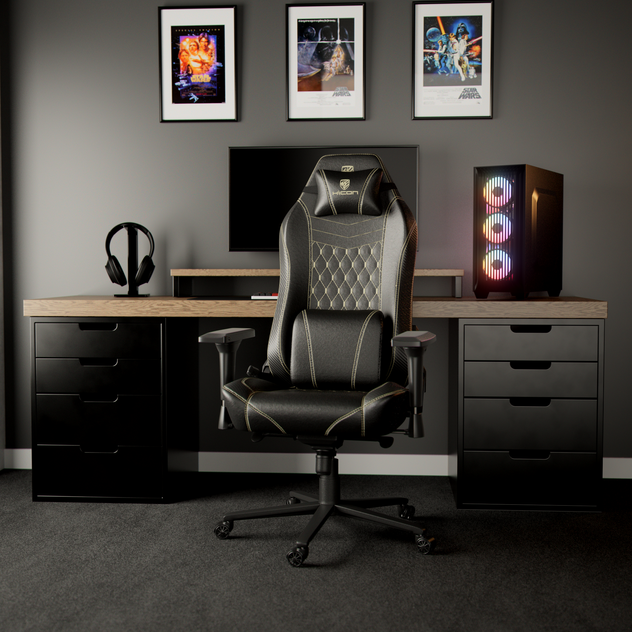 Configuration de jeu avec affiches Star Wars, chaise noire, bureau et ordinateur. Tiroirs noirs à gauche et à droite.