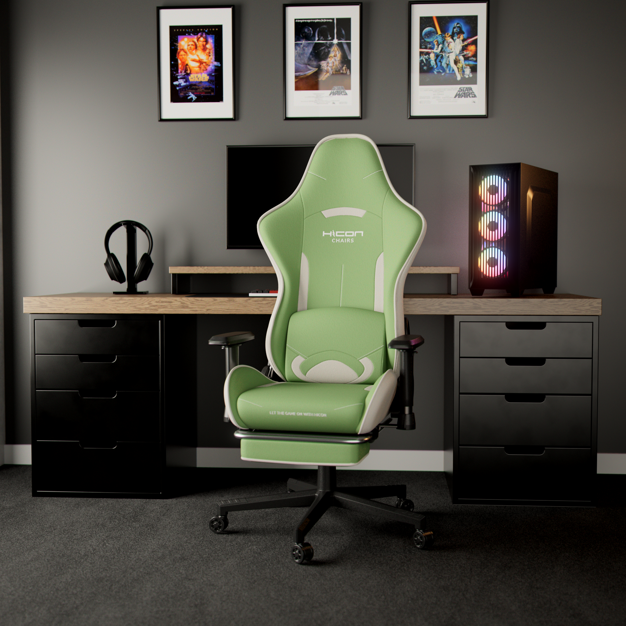 Gaming setup met groene stoel, posters, computer en koptelefoon. Zwart bureau met lades, grijze muur en tapijt.