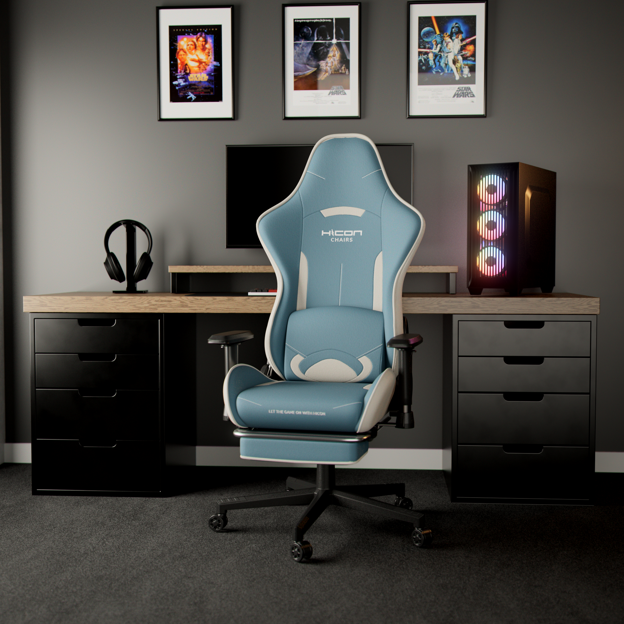Gaming setup met een blauw-witte stoel, computer, posters en zwarte lades. De kamer heeft donkergrijze muren en tapijt.