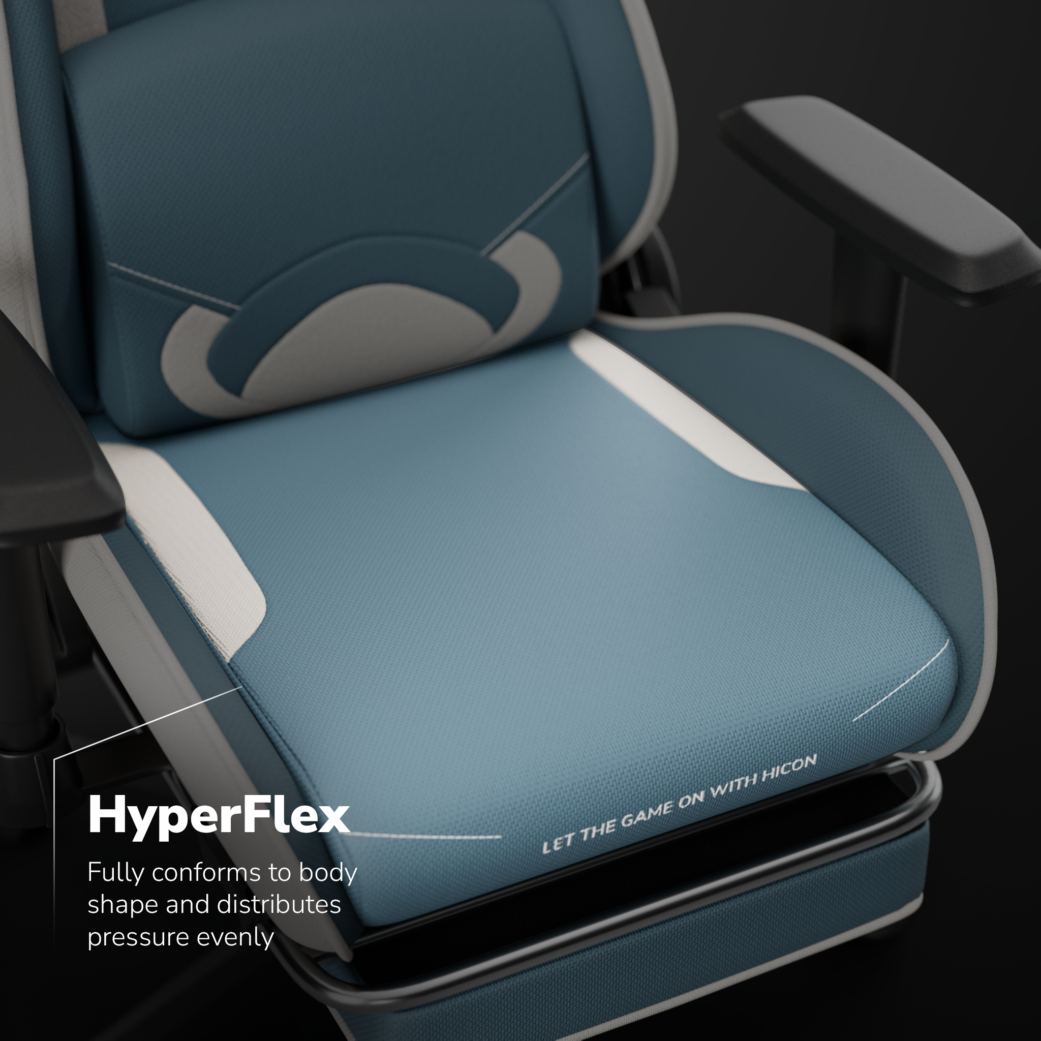 Detail van een gamestoel. Blauwe zitting met witte accenten. Zwarte armleuningen en frame. Tekst: HyperFlex, LET THE GAME ON WITH HICON.