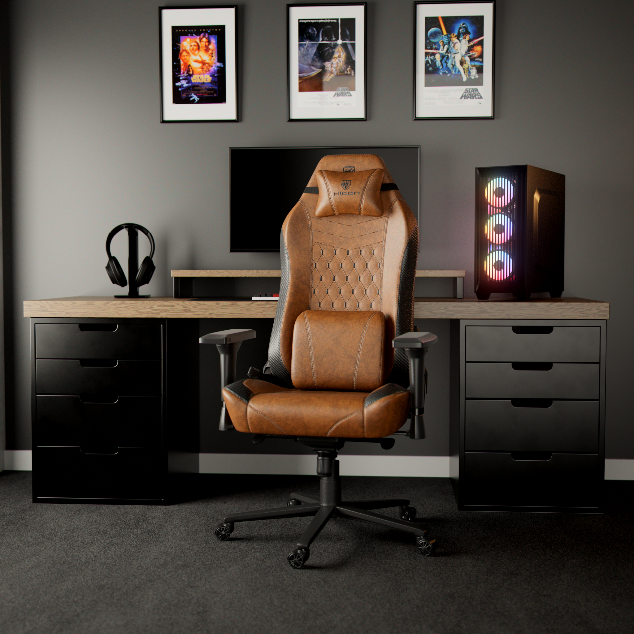 Installation de jeu avec chaise marron, affiches, PC et bureau. Tiroirs noirs, casque. Murs et tapis gris foncé.