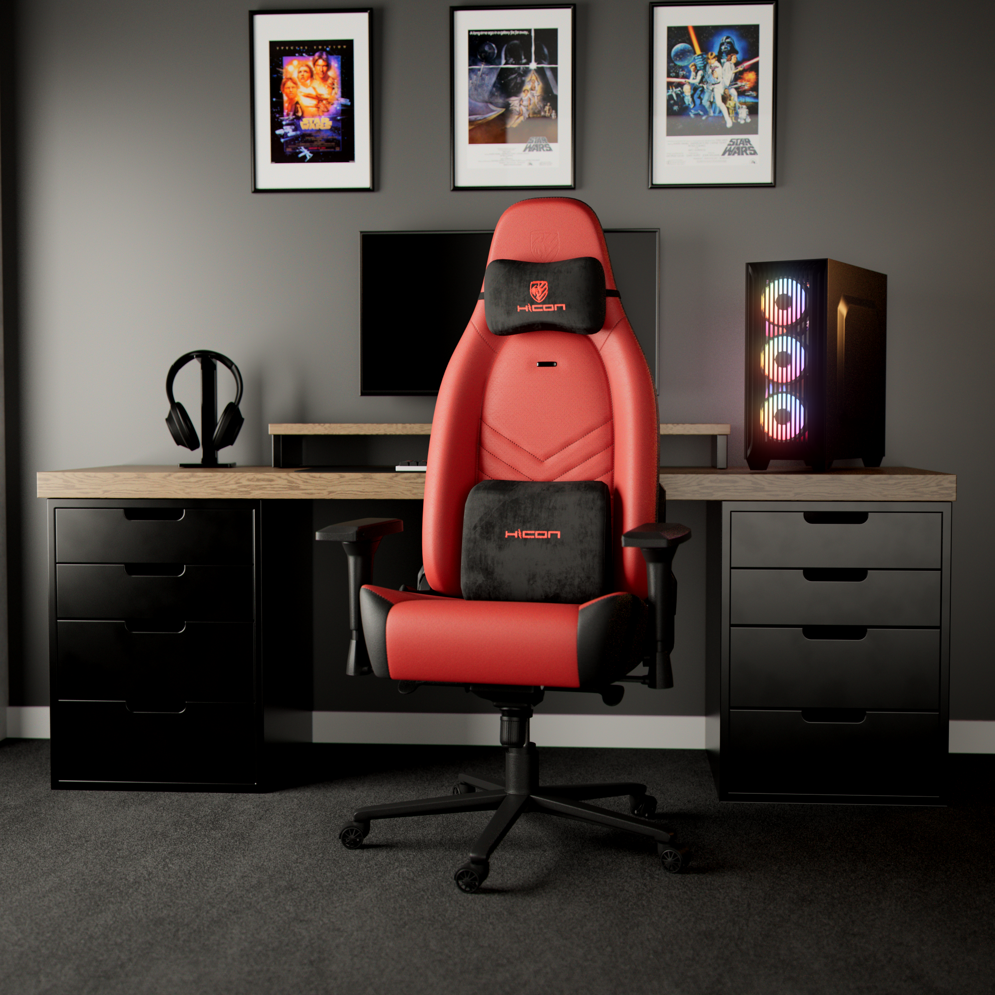 Salle de jeux avec chaise rouge, ordinateur, bureau et affiches Star Wars. Tiroirs noirs sur les côtés. Casque sur le bureau.