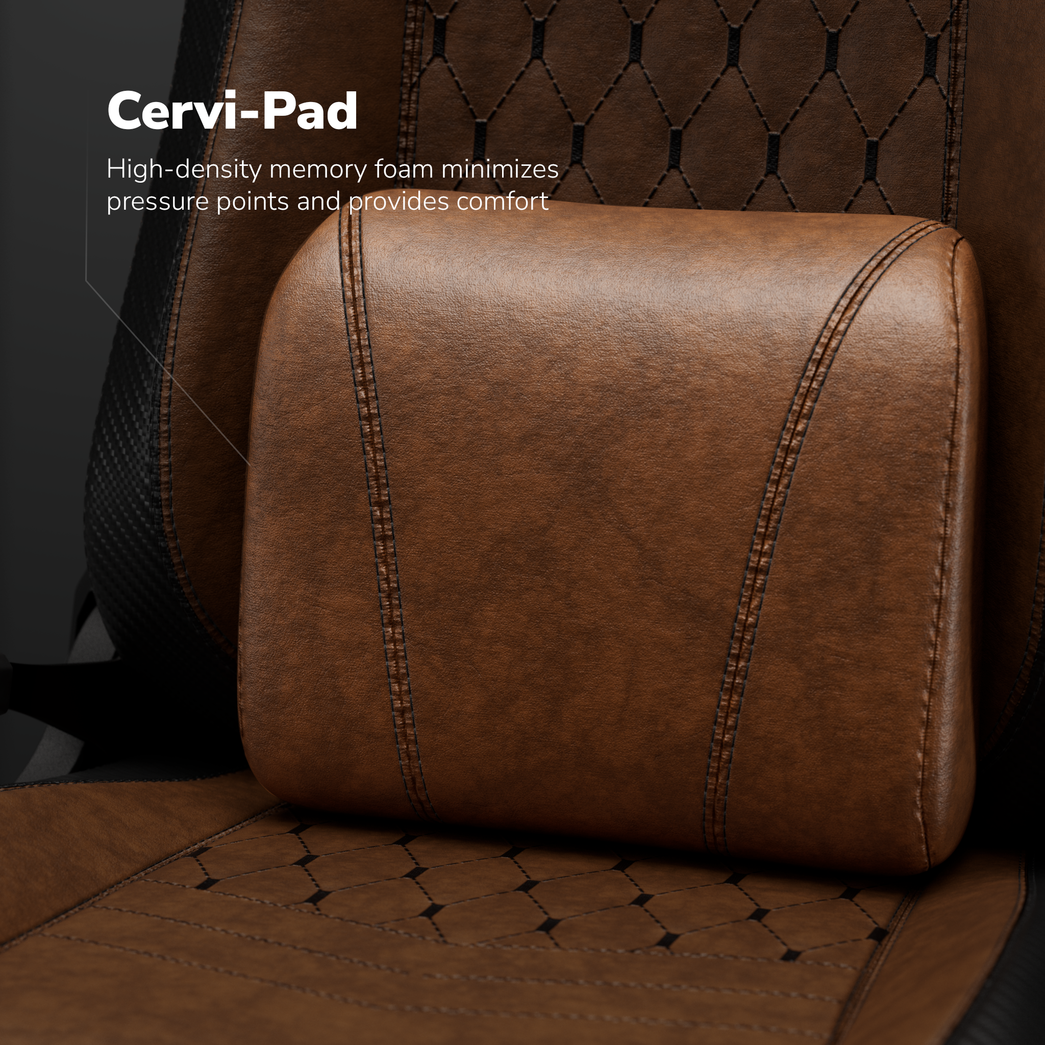 Bruine Cervi-Pad op een stoel. Het is een kussen van traagschuim voor comfort. De stoel heeft bruin leer met stikseldetails.