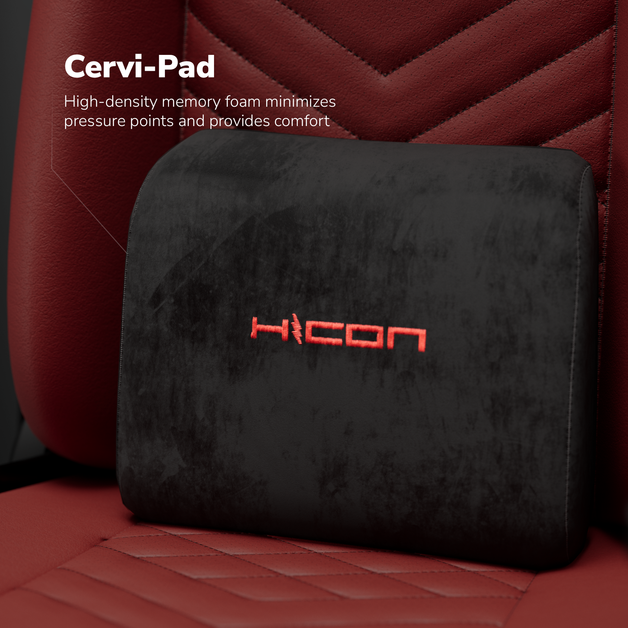 Un coussin Cervi-Pad noir avec logo rouge est sur un siège auto en cuir rouge.