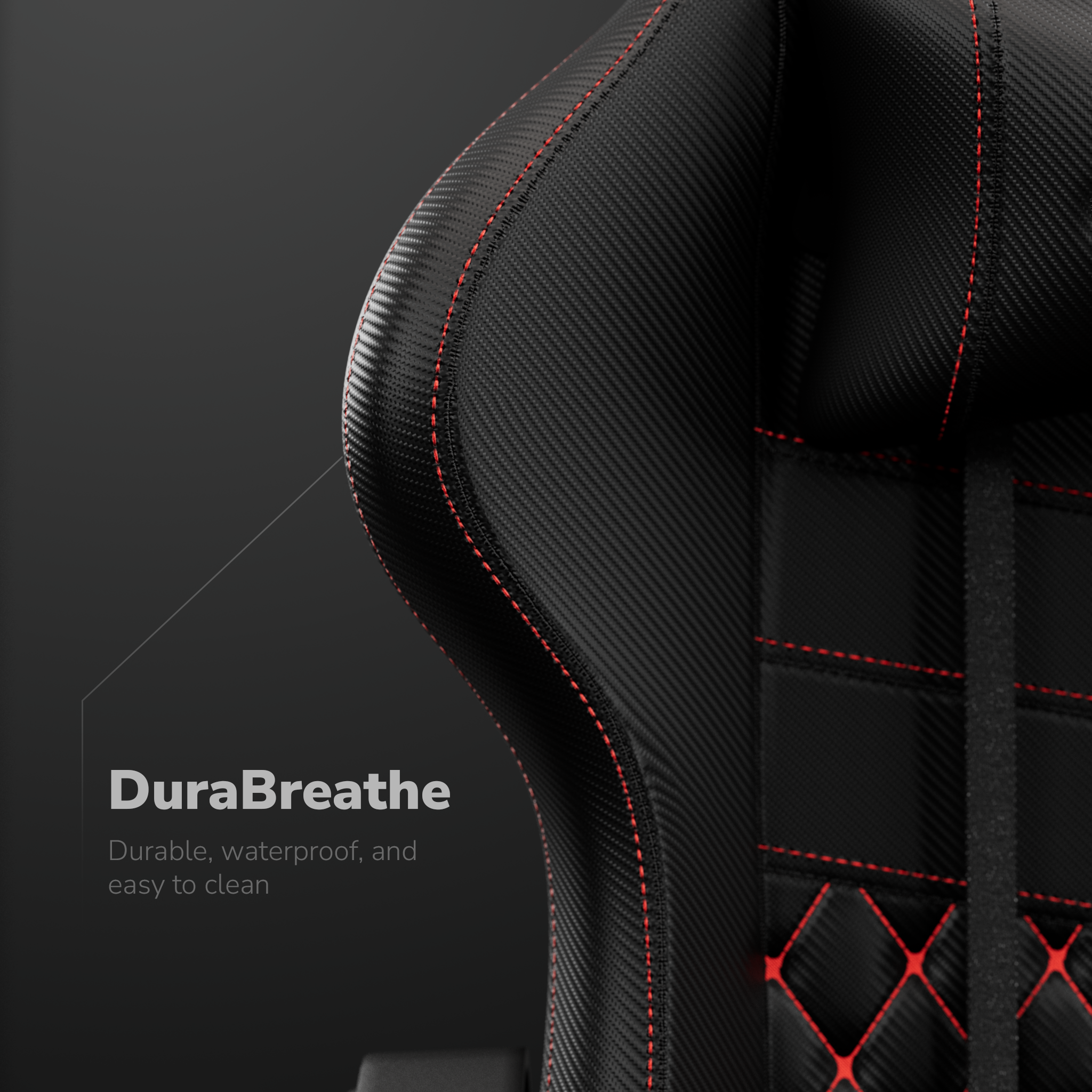 Gros plan sur une chaise de jeu noire avec des coutures rouges et une texture en fibre de carbone. Durable, imperméable et facile à nettoyer.