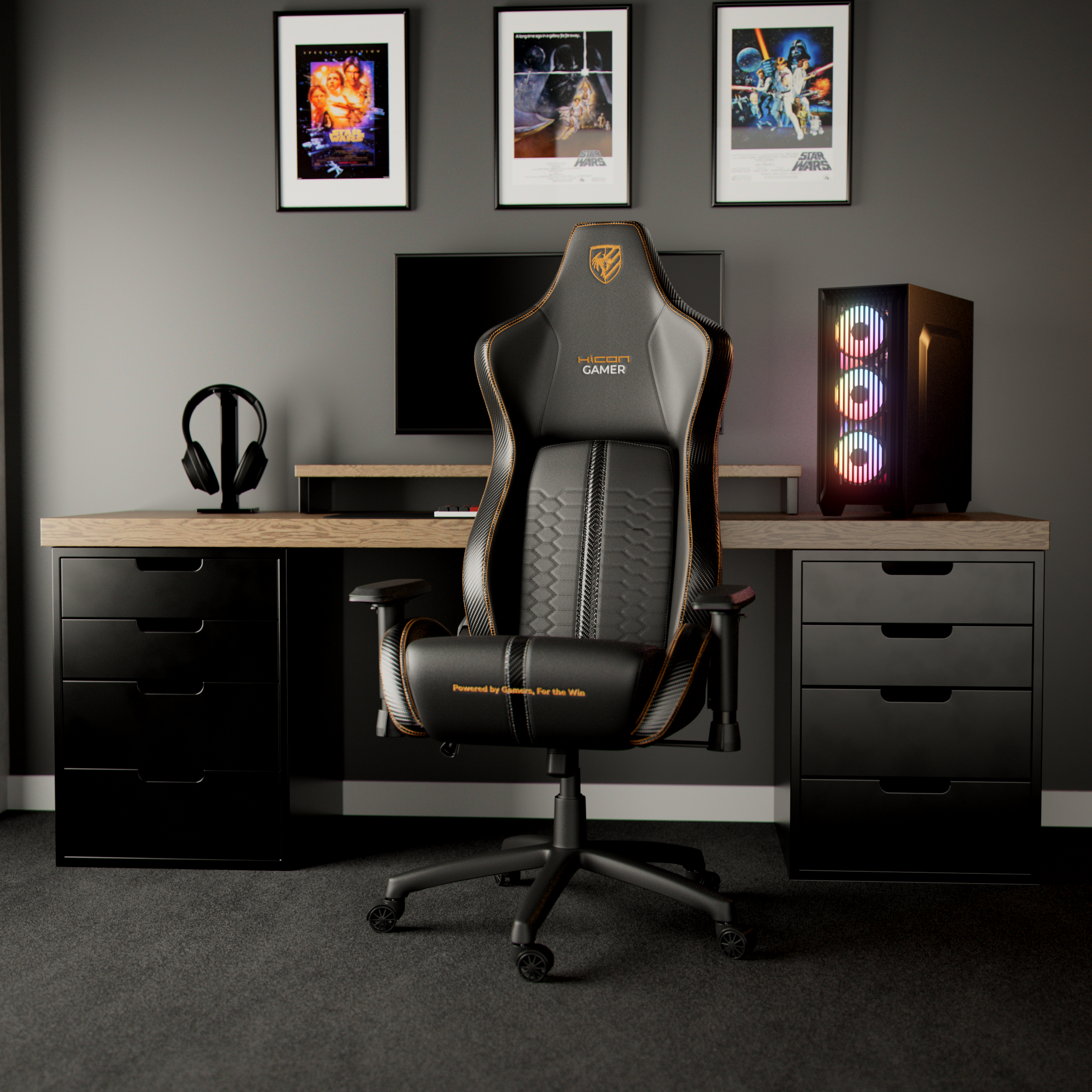 Configuration de jeu avec une chaise noire, un bureau, un ordinateur et des affiches Star Wars. Tiroirs noirs et mur gris.