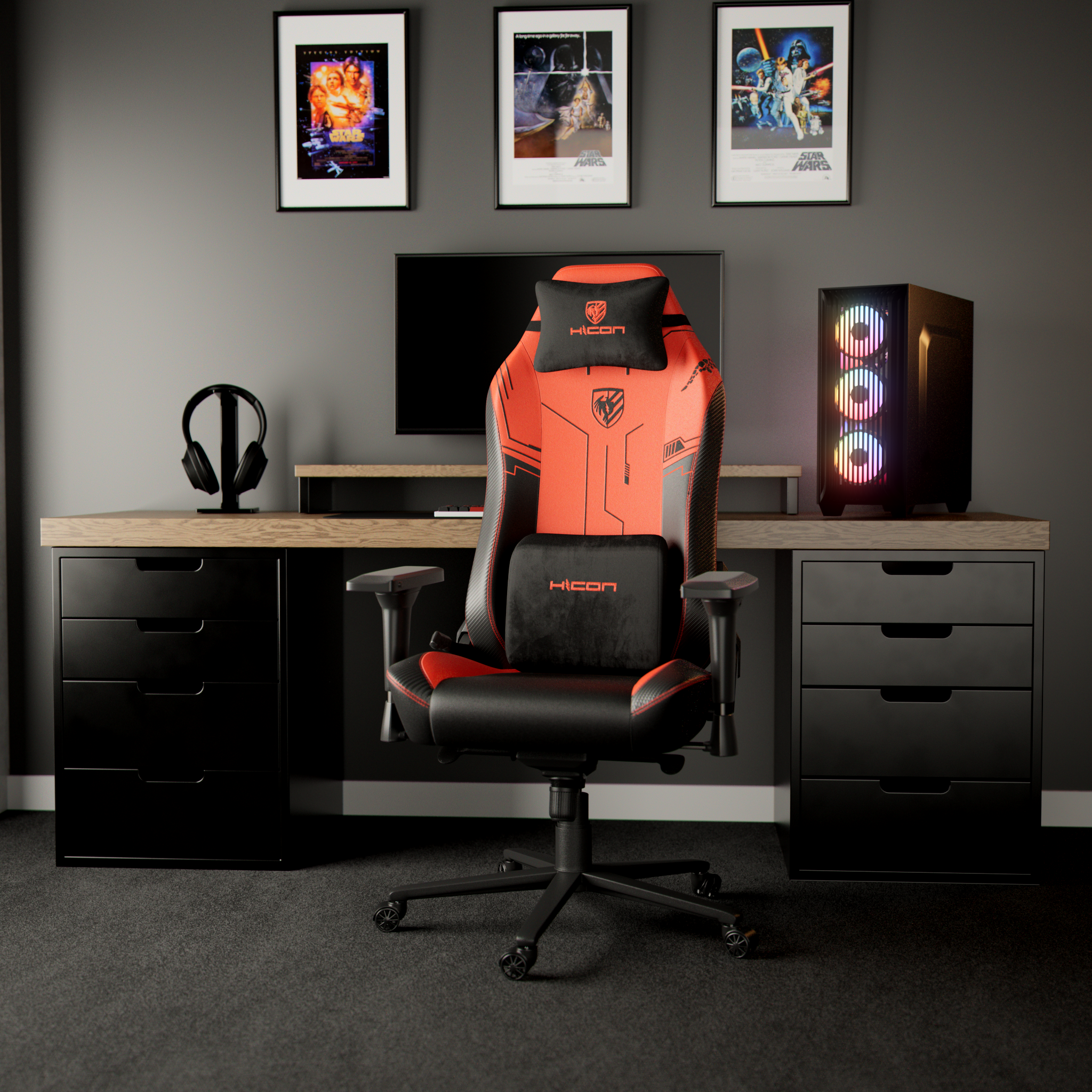 Configuration de jeu avec chaise, bureau, ordinateur et affiches Star Wars. Chaise noire et orange, avec bureau et meubles noirs.
