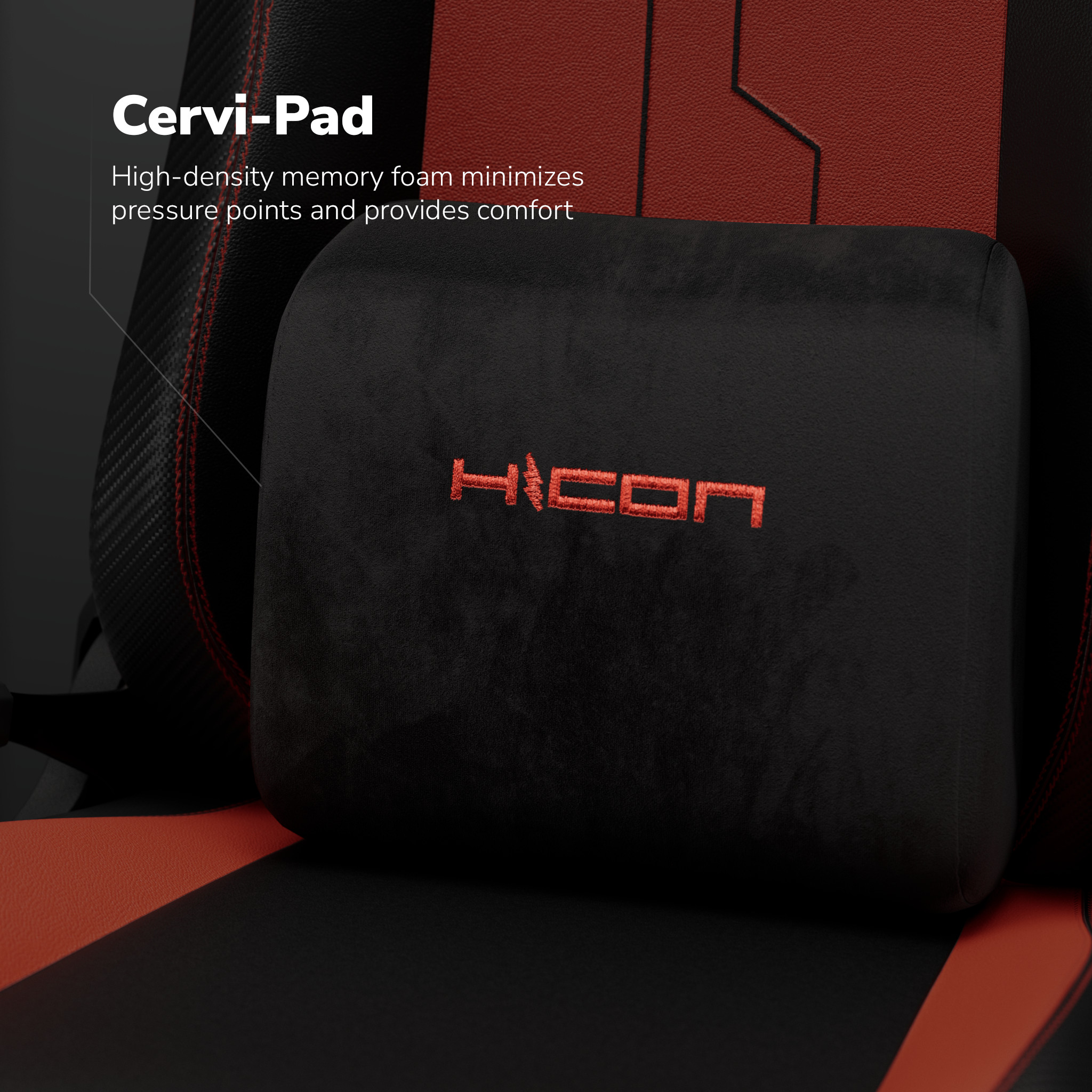 Un coussin Cervi-Pad noir avec un logo rouge sur une chaise de jeu, avec des accents rouges et noirs.