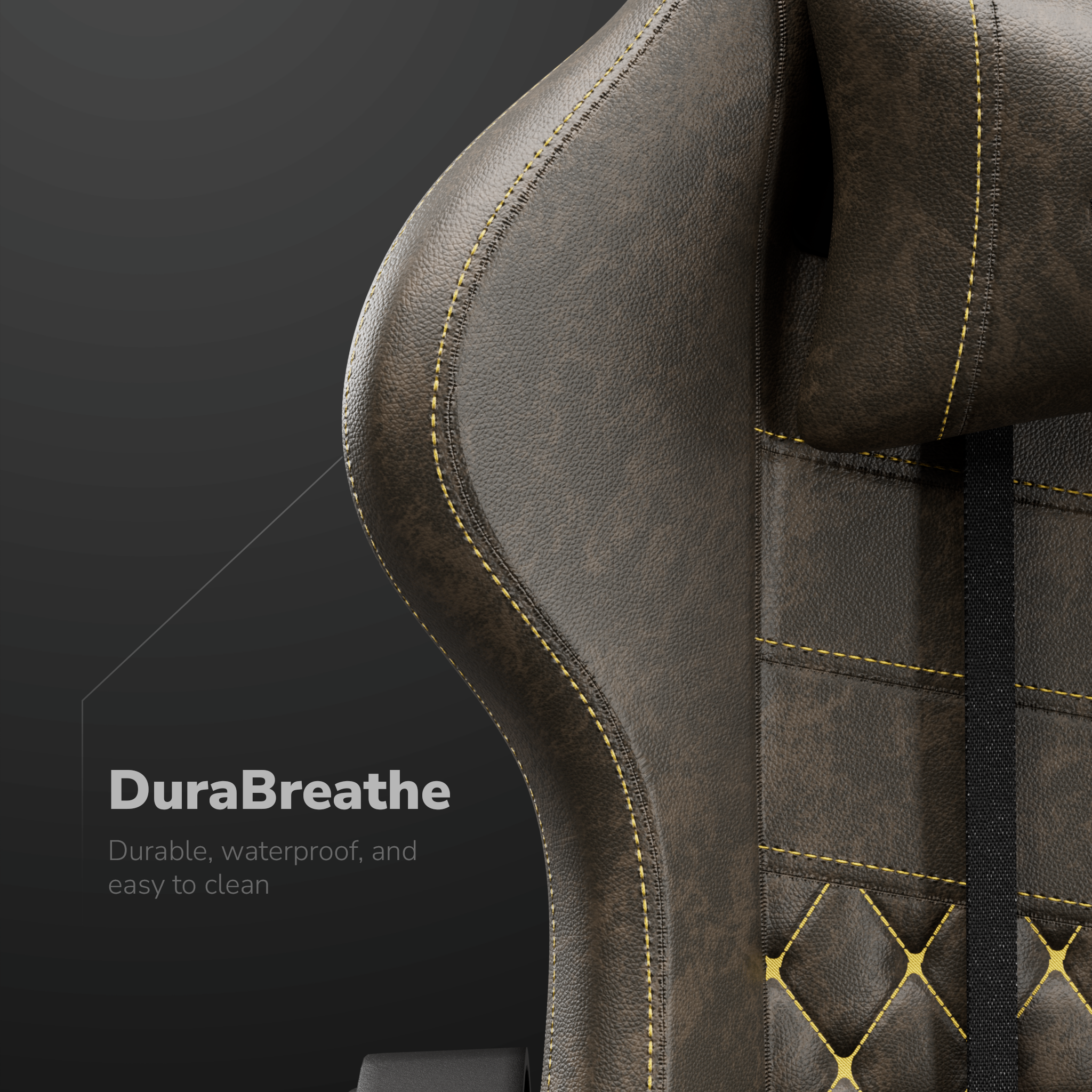 Gros plan sur une chaise en cuir marron avec des coutures jaunes. La chaise a un appui-tête et une sangle noire. Le fond est sombre.