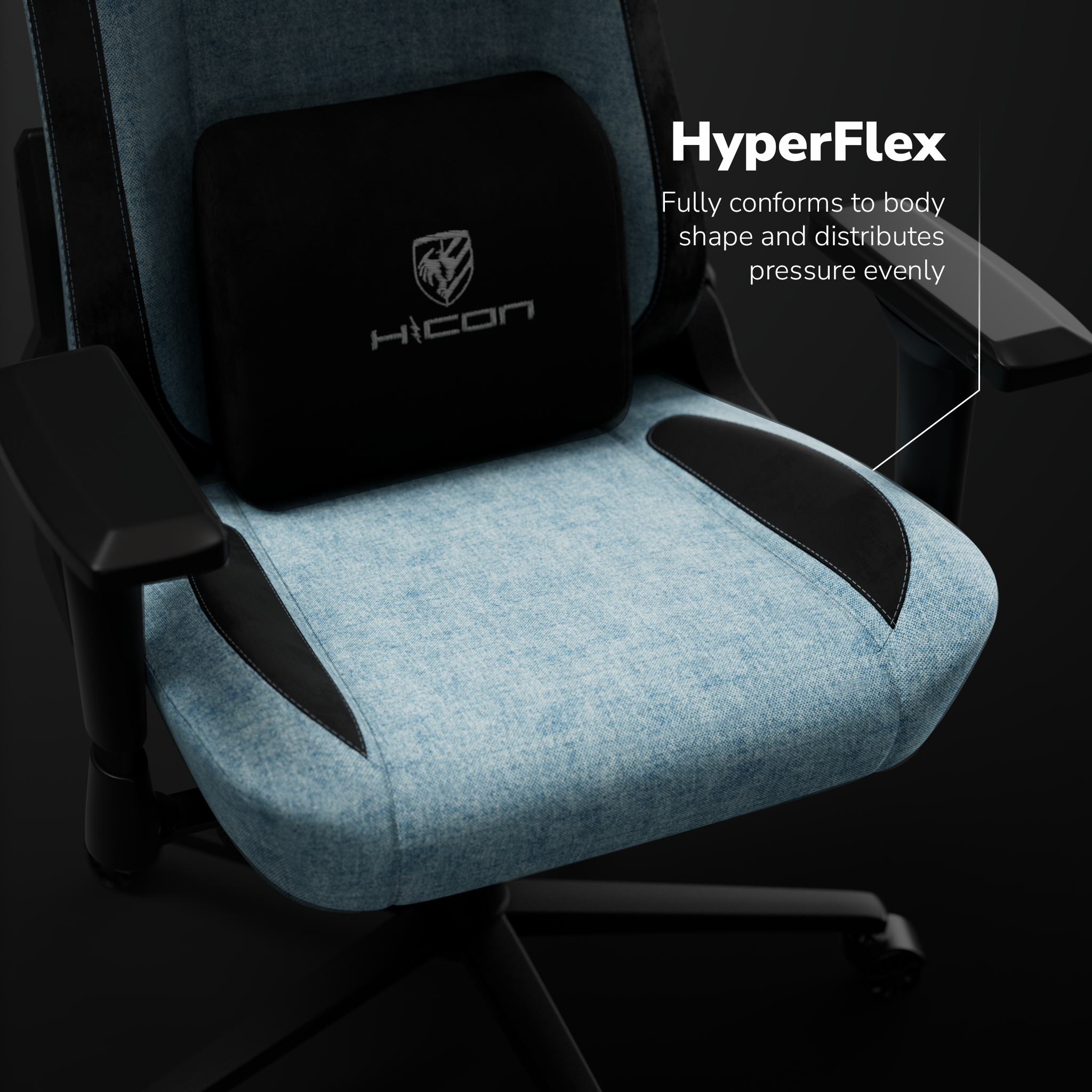 Sedia da gaming con tessuto blu, dettagli neri e cuscino poggiatesta nero. Sfondo scuro.