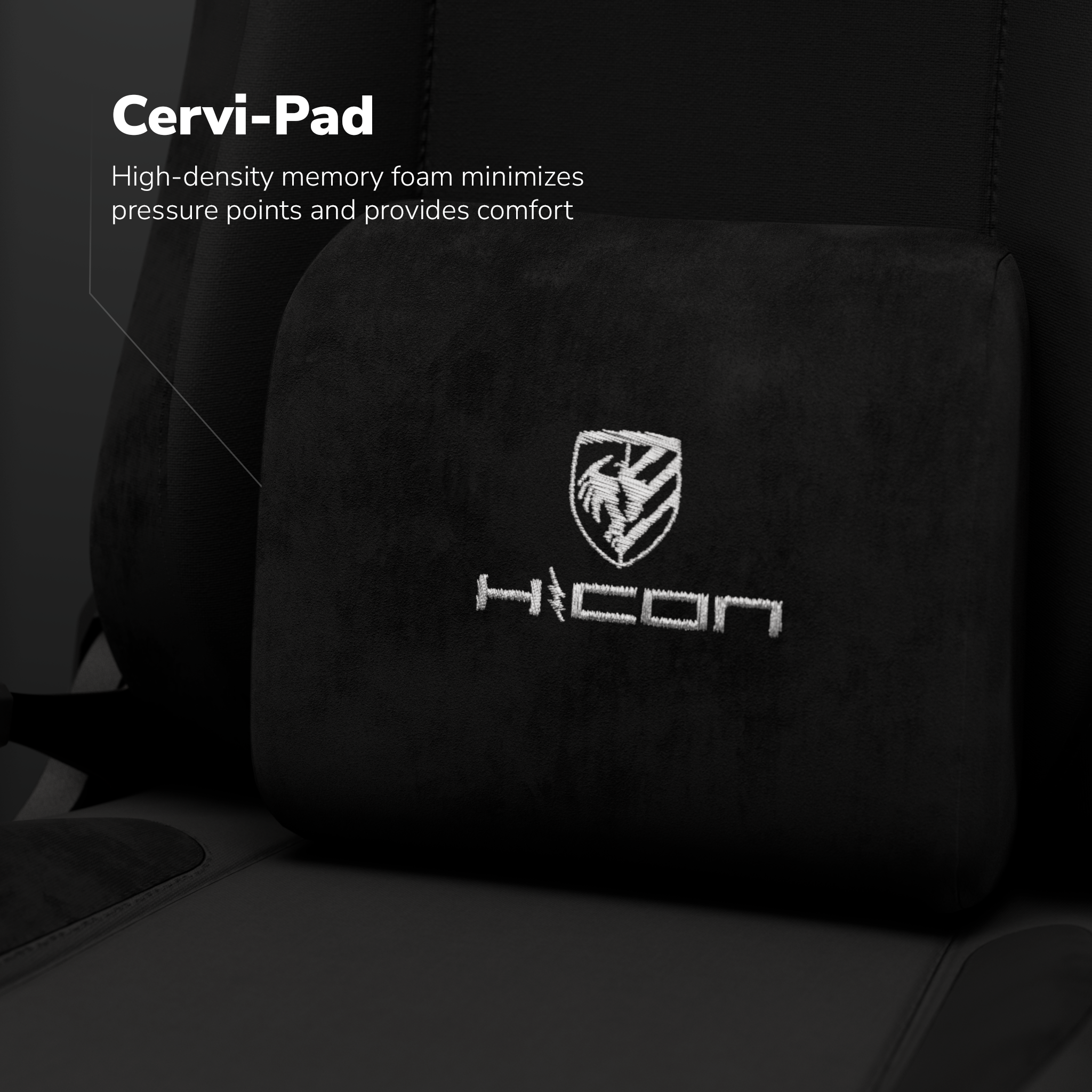 Zwart Cervi-Pad kussen op een zwarte stoel. Een wit logo staat op het kussen. De tekst zegt dat traagschuim comfort biedt.