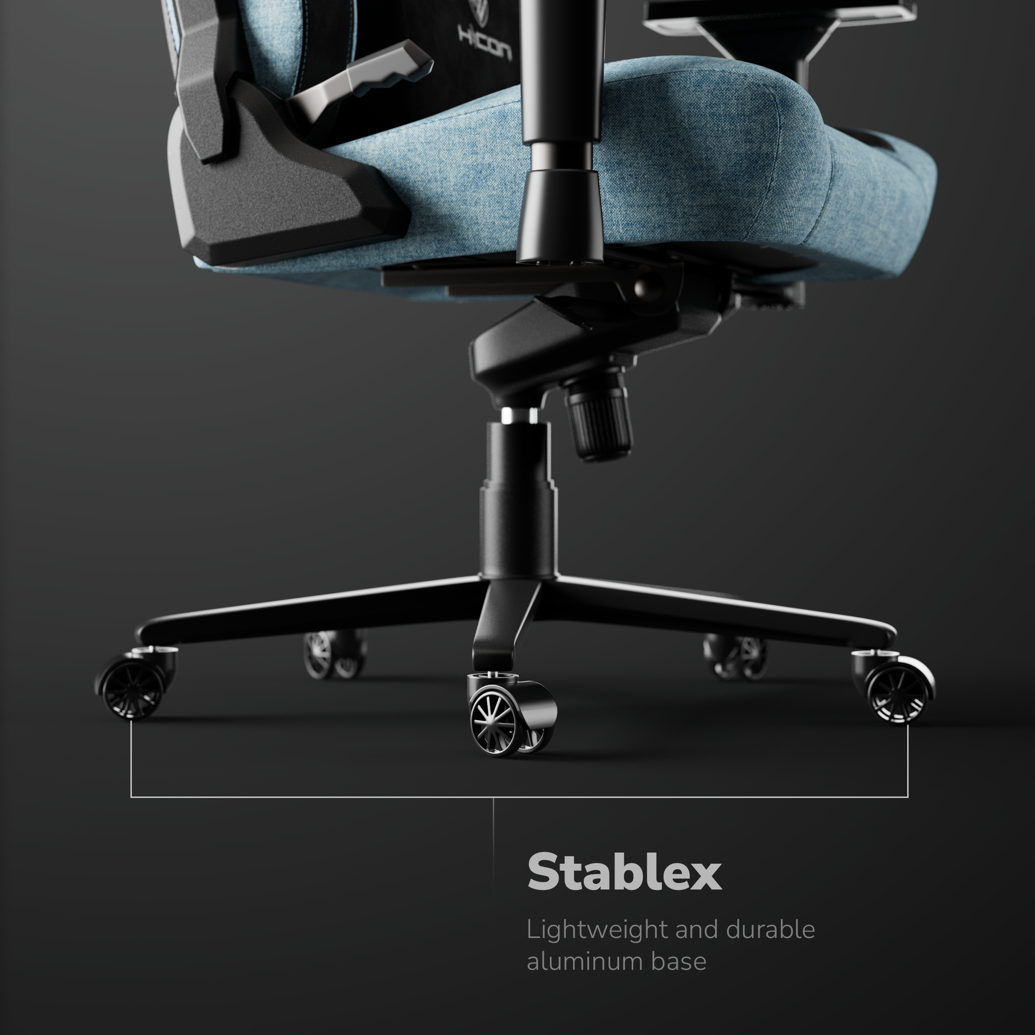 Primo piano della base di una sedia da gioco. Ha un sedile blu, un telaio nero e ruote nere su sfondo grigio scuro.
