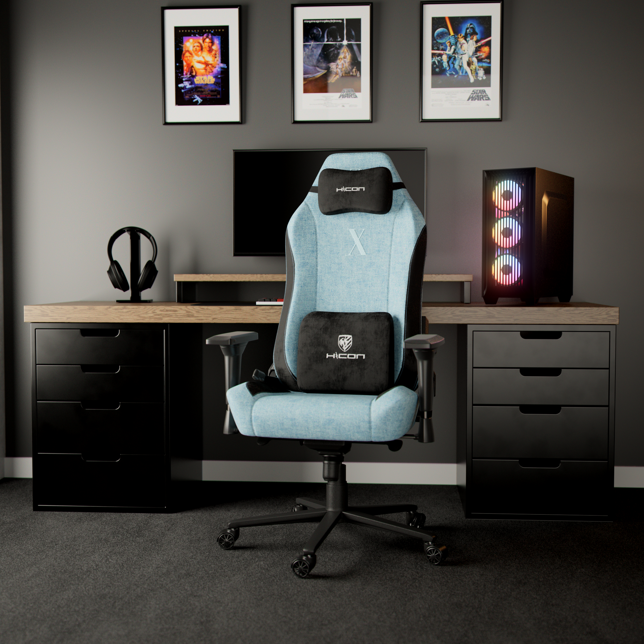 Een gamingopstelling met een blauwe stoel, bureau, computer en Star Wars-posters. De computer heeft RGB-verlichting.