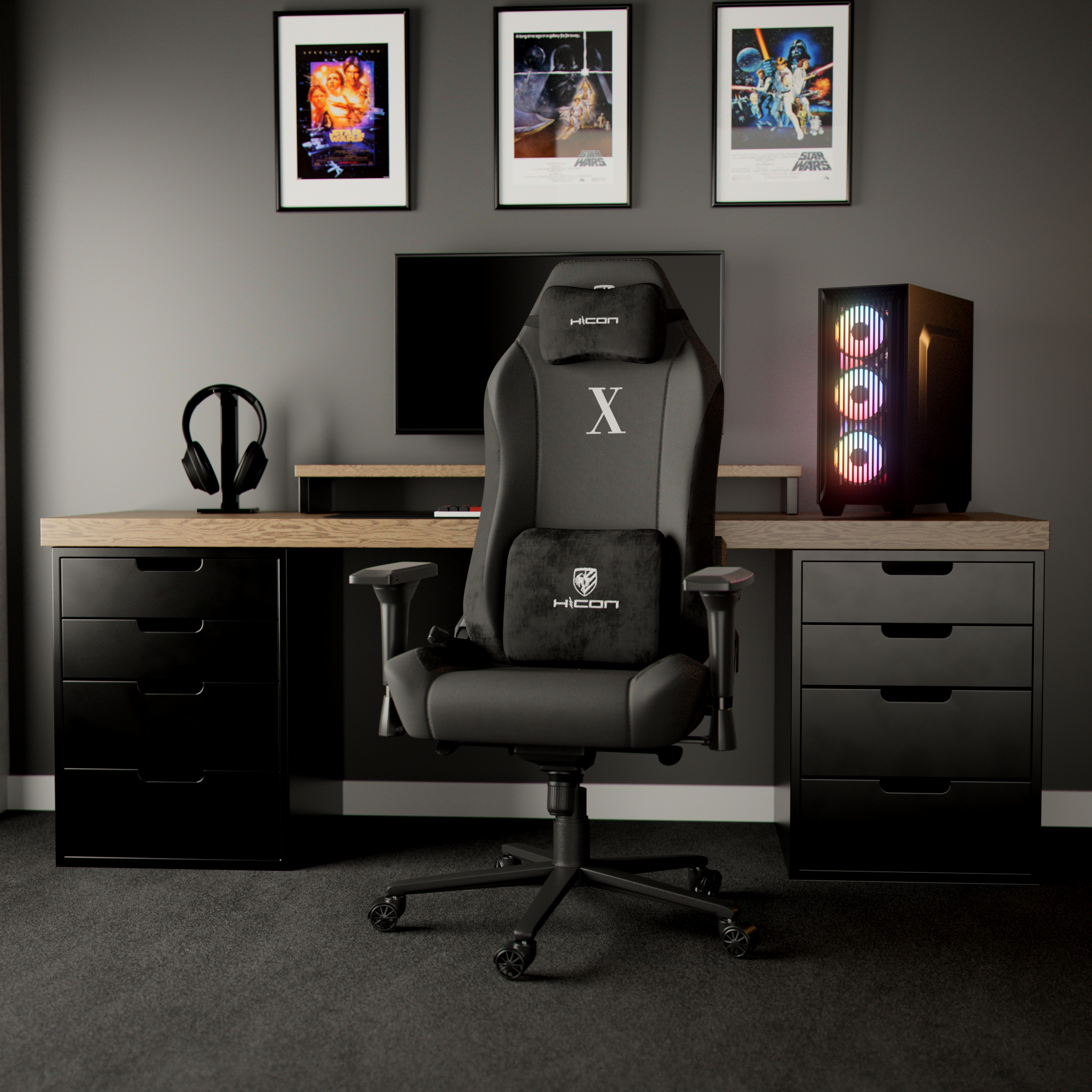 Configuration de jeu avec chaise, bureau, ordinateur, affiches Star Wars et casque. Gamme de couleurs noir et gris.