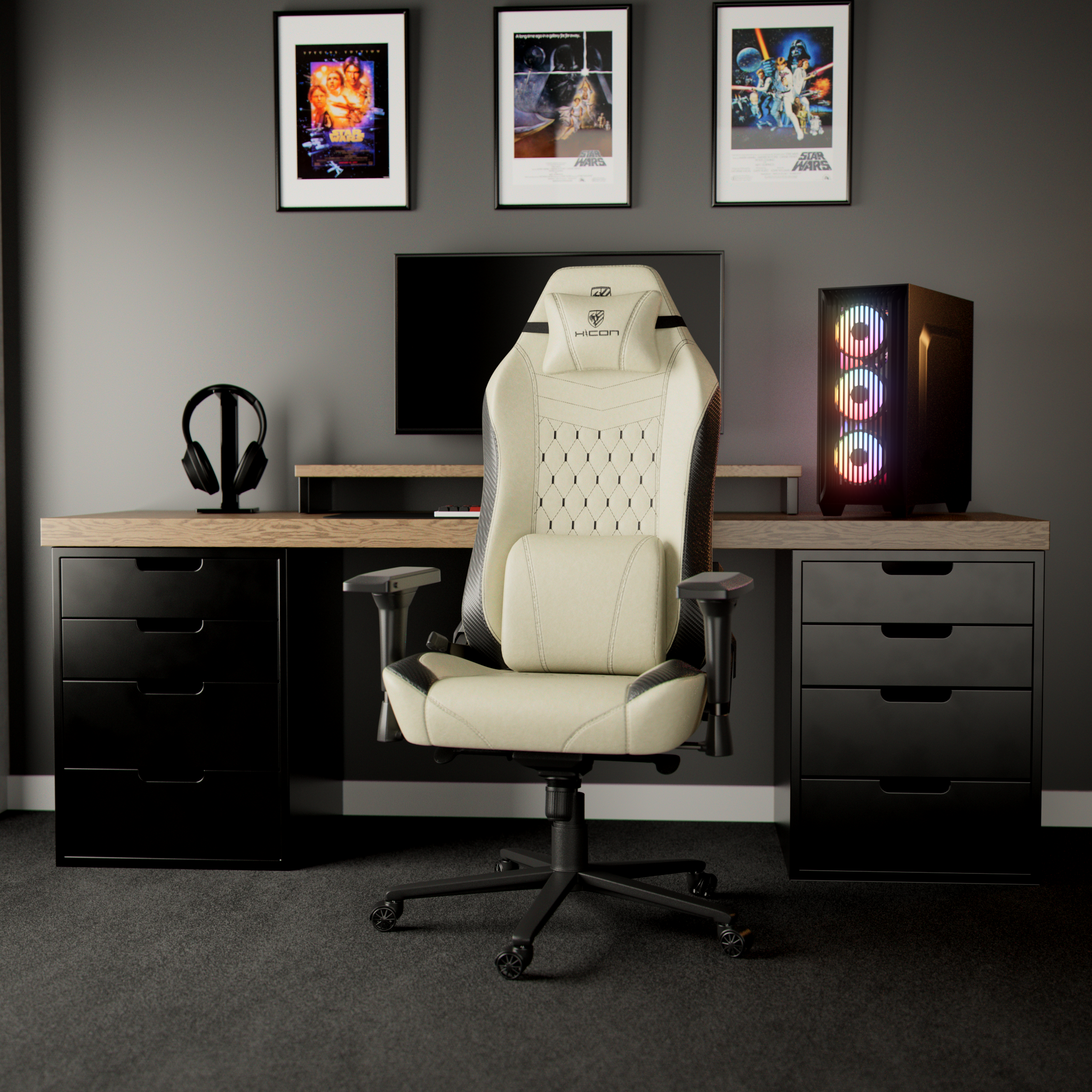 Configuration de jeu avec une chaise blanche, un bureau noir, un PC et des affiches Star Wars. Tiroirs noirs et casque visibles.