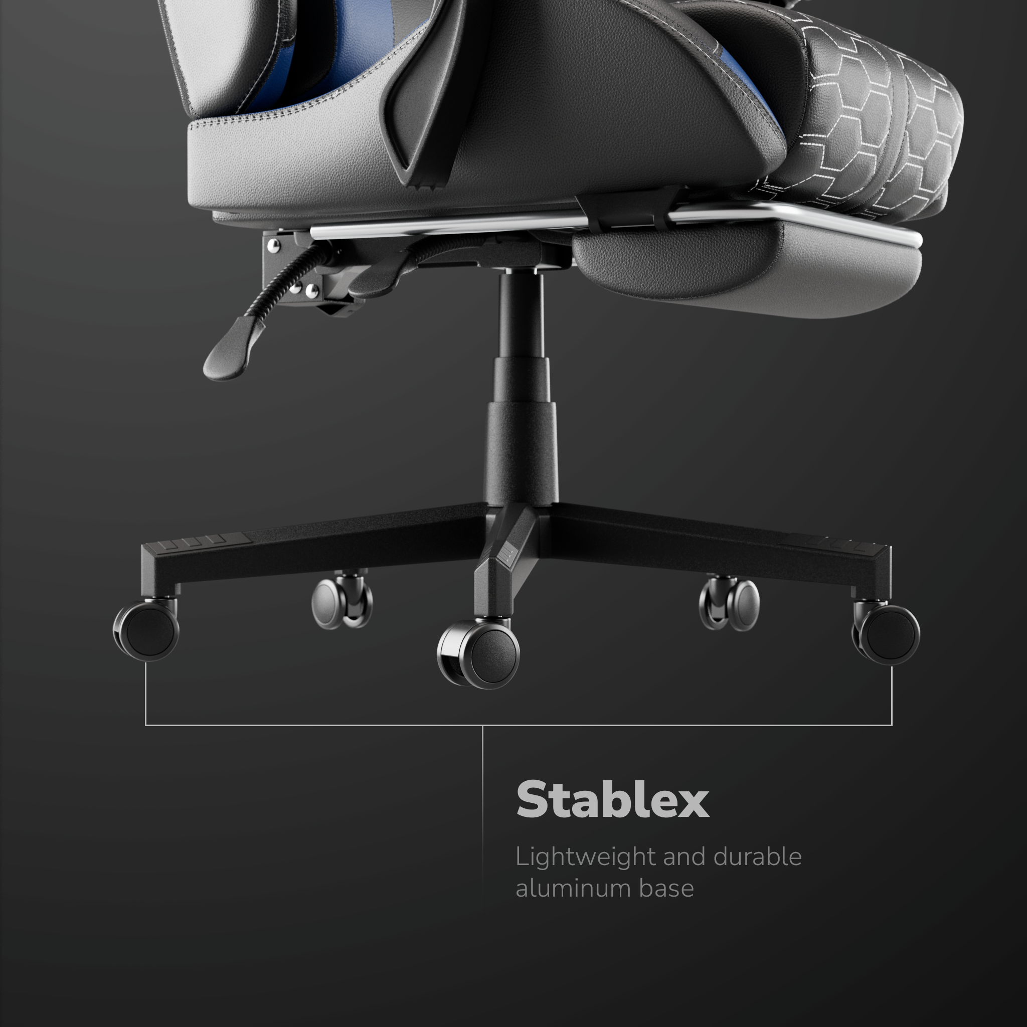 Sedia da gioco nera e blu con base e ruote nere. La sedia è su uno sfondo scuro. Il testo recita: Stablex, base in alluminio.