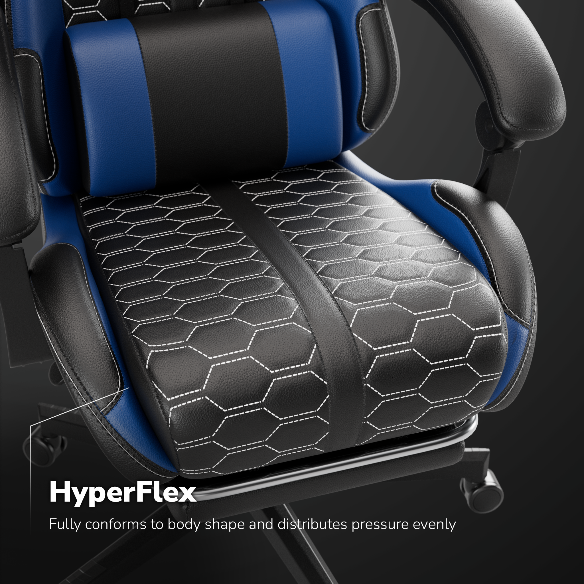 Gros plan d'une chaise de jeu. Elle est noire et bleue avec des coutures blanches. Le siège a un motif en nid d'abeille.