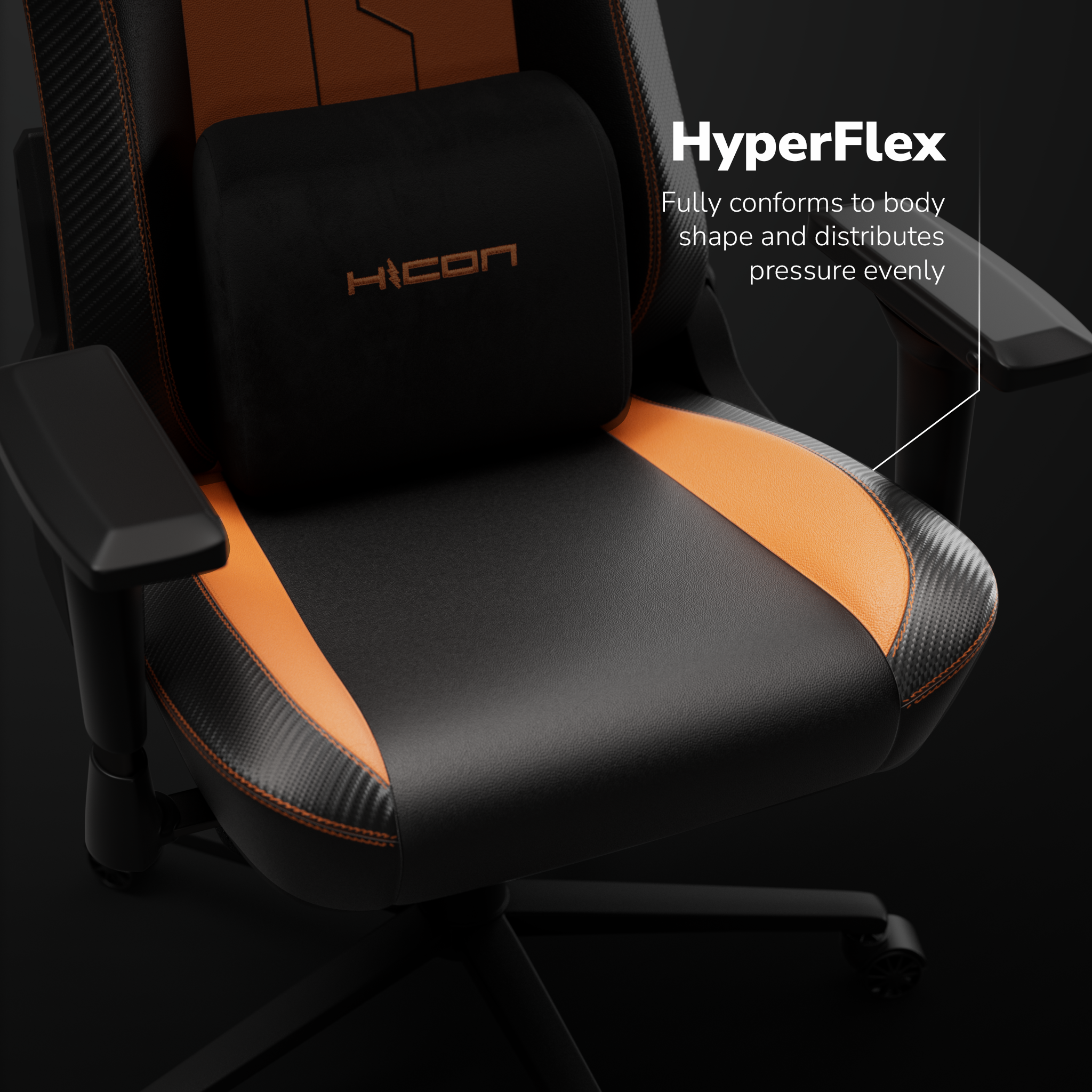 Gaming-Stuhl mit schwarzem und orangefarbenem Design. Verfügt über eine Kopfstütze und Lendenwirbelstütze. Der Stuhl hat Armlehnen und eine Basis mit Rädern.