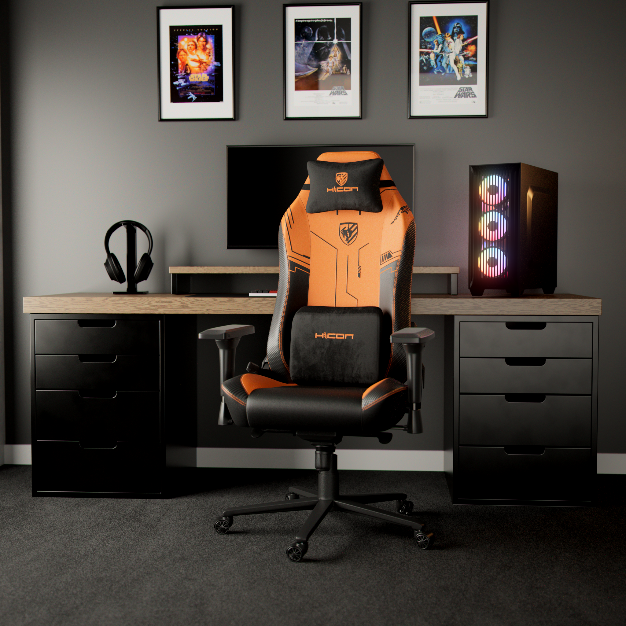 Gaming-Setup. Orangefarbener und schwarzer Gaming-Stuhl, Schreibtisch mit Schubladen, Star-Wars-Poster, PC und Kopfhörer.