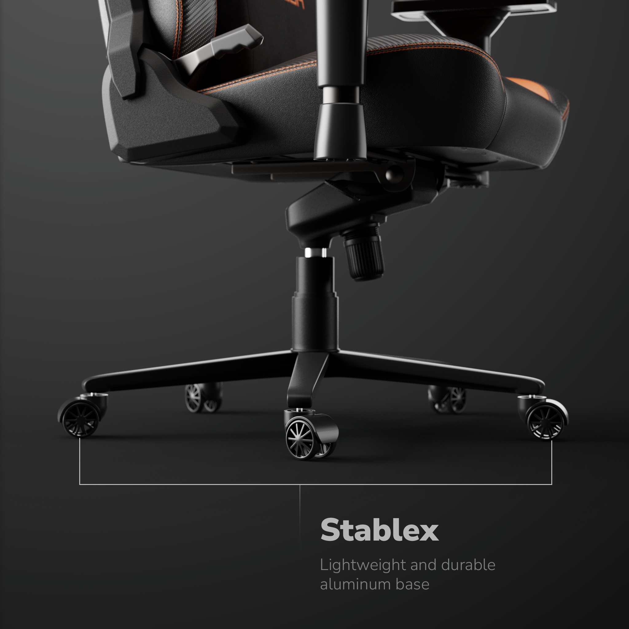 Schwarzer Gaming-Stuhl mit orangefarbenen Nähten. Verfügt über eine haltbare, leichte Aluminiumbasis mit Rädern auf dunklem Hintergrund.