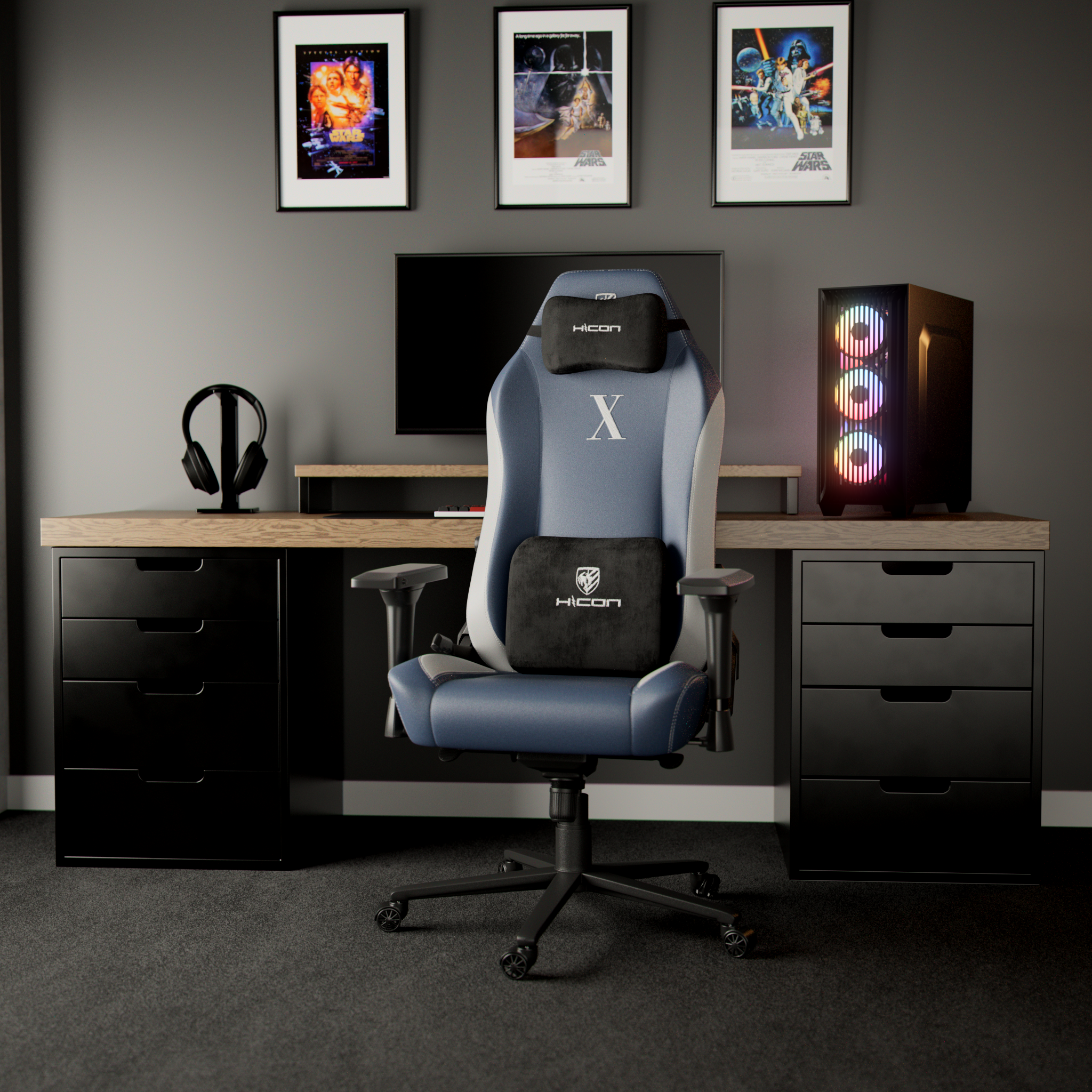 Een gaming-opstelling met Star Wars-posters, een gamingstoel, een computer en een bureau met lades.