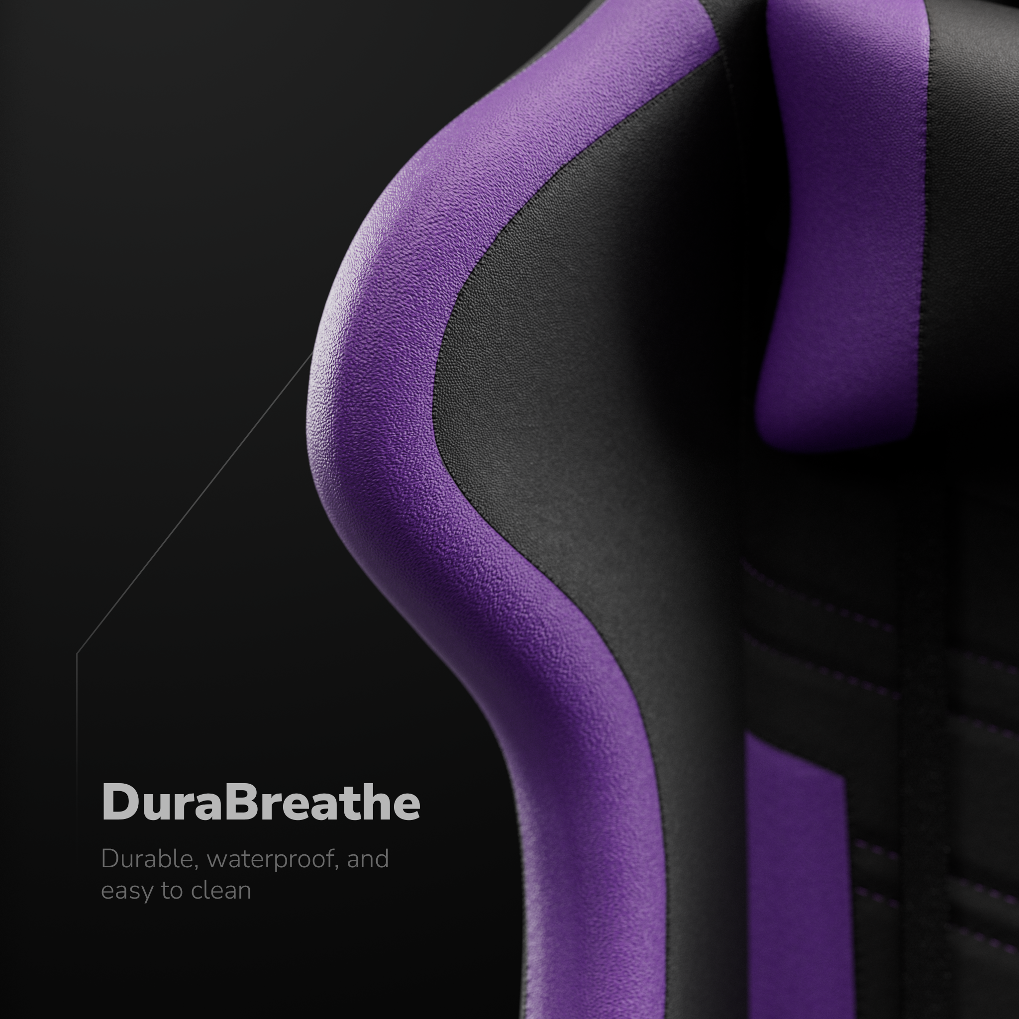 Gros plan sur une chaise de jeu noire et violette. La chaise a une section violette texturée avec des bordures noires et un fond noir.